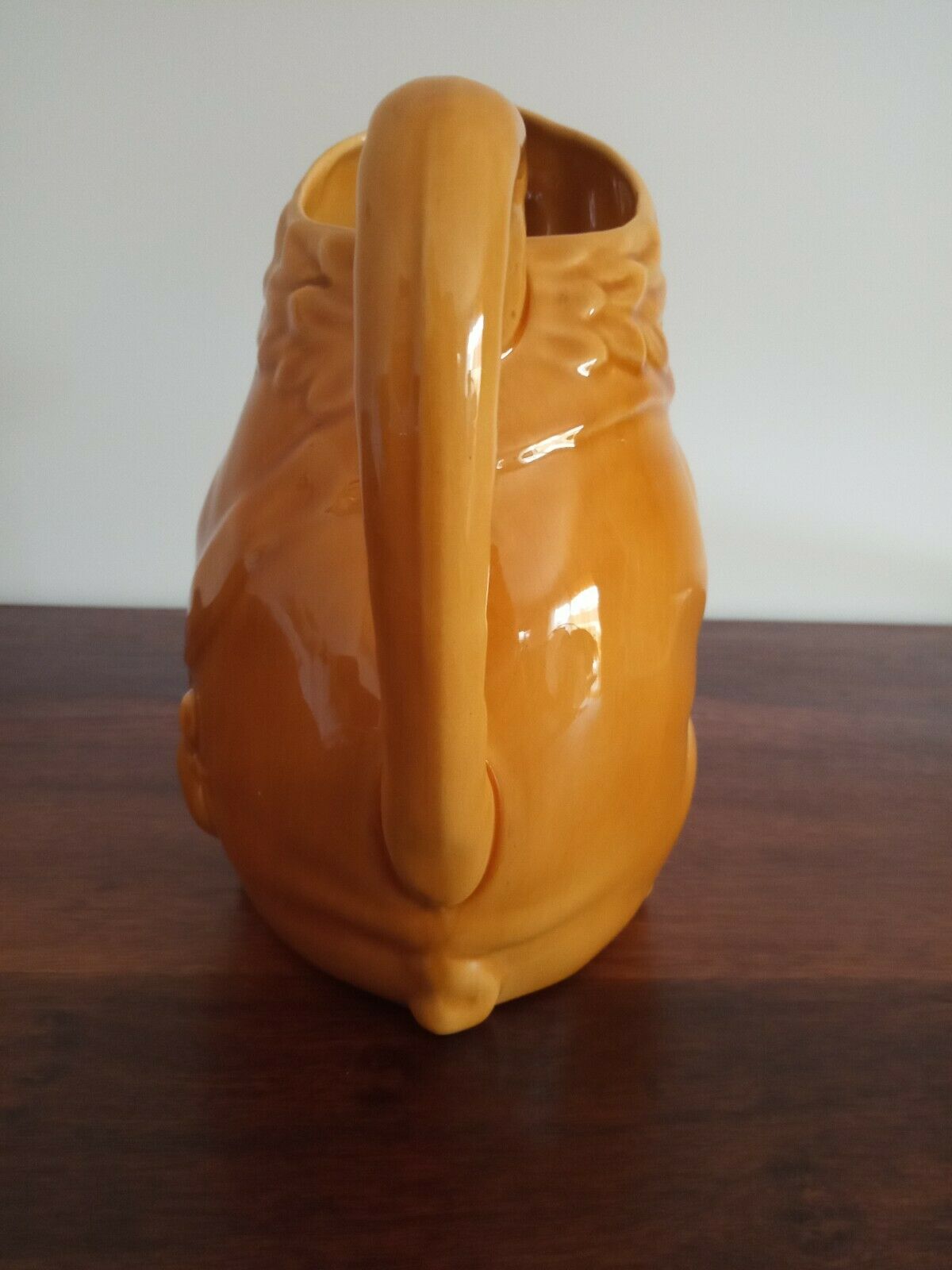 Anthropomorphic pitcher in dabbling