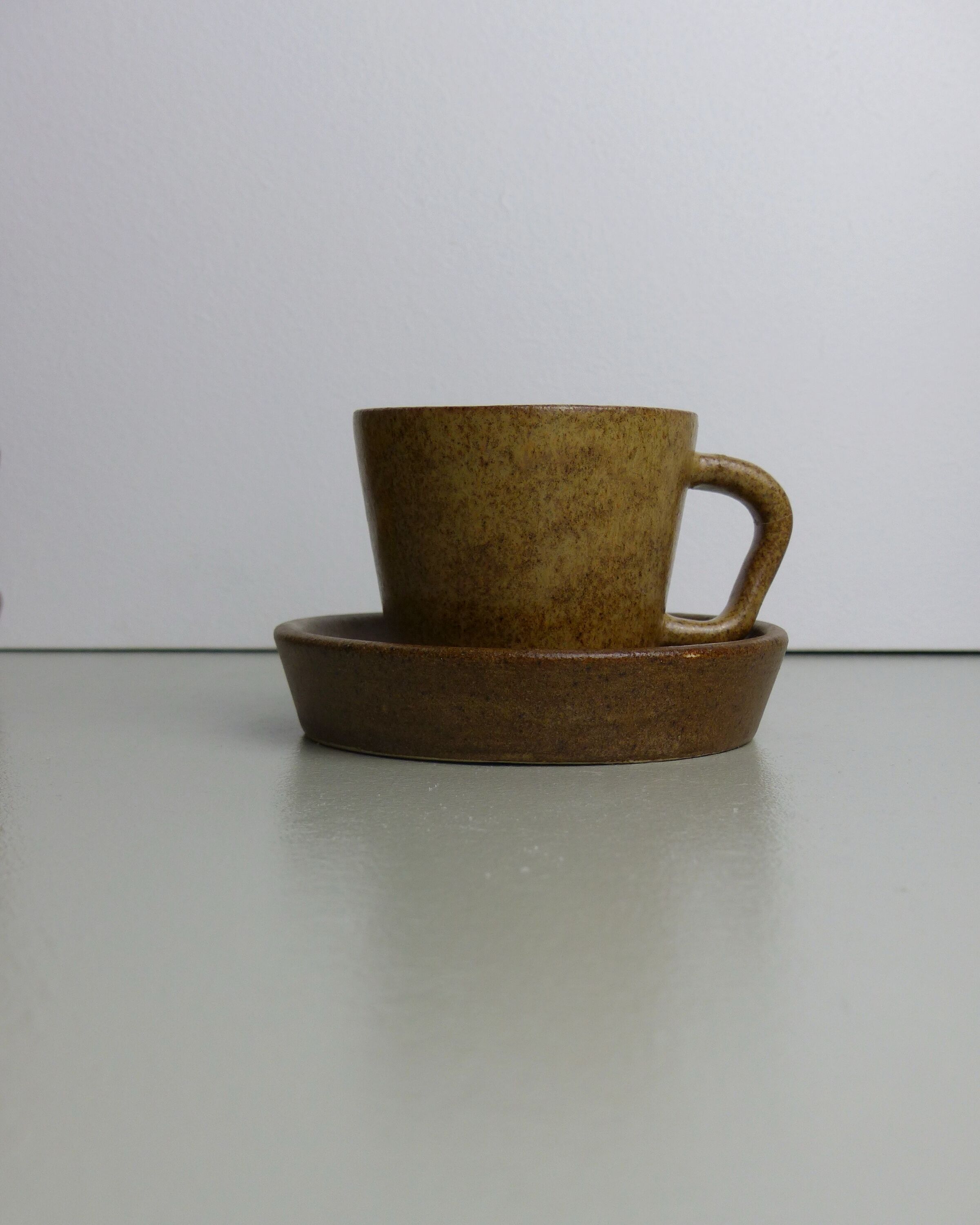 Set of 6 cups in sandstone with saucers