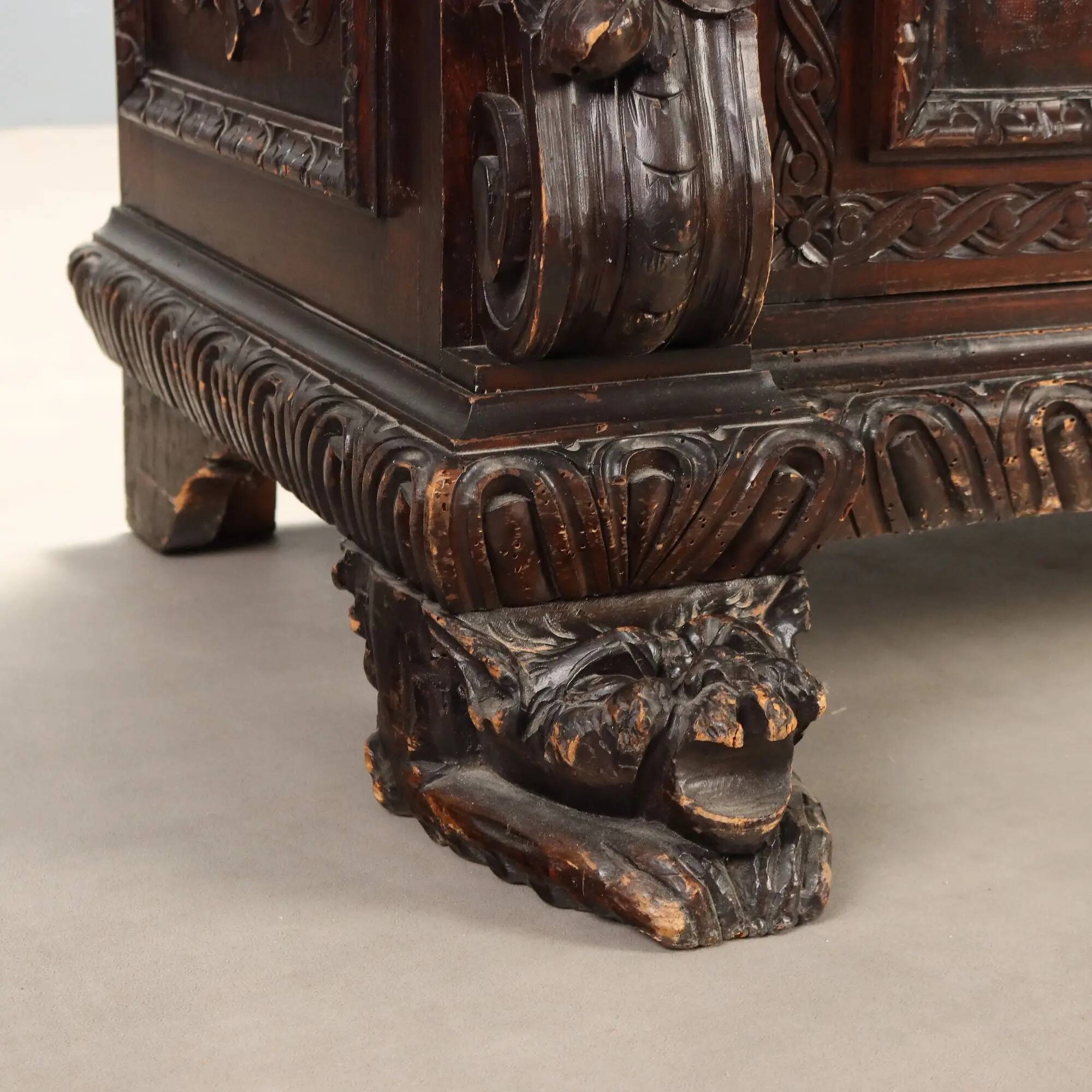 Antique neo-baroque display cabinet carved in walnut, Italy, 19th century