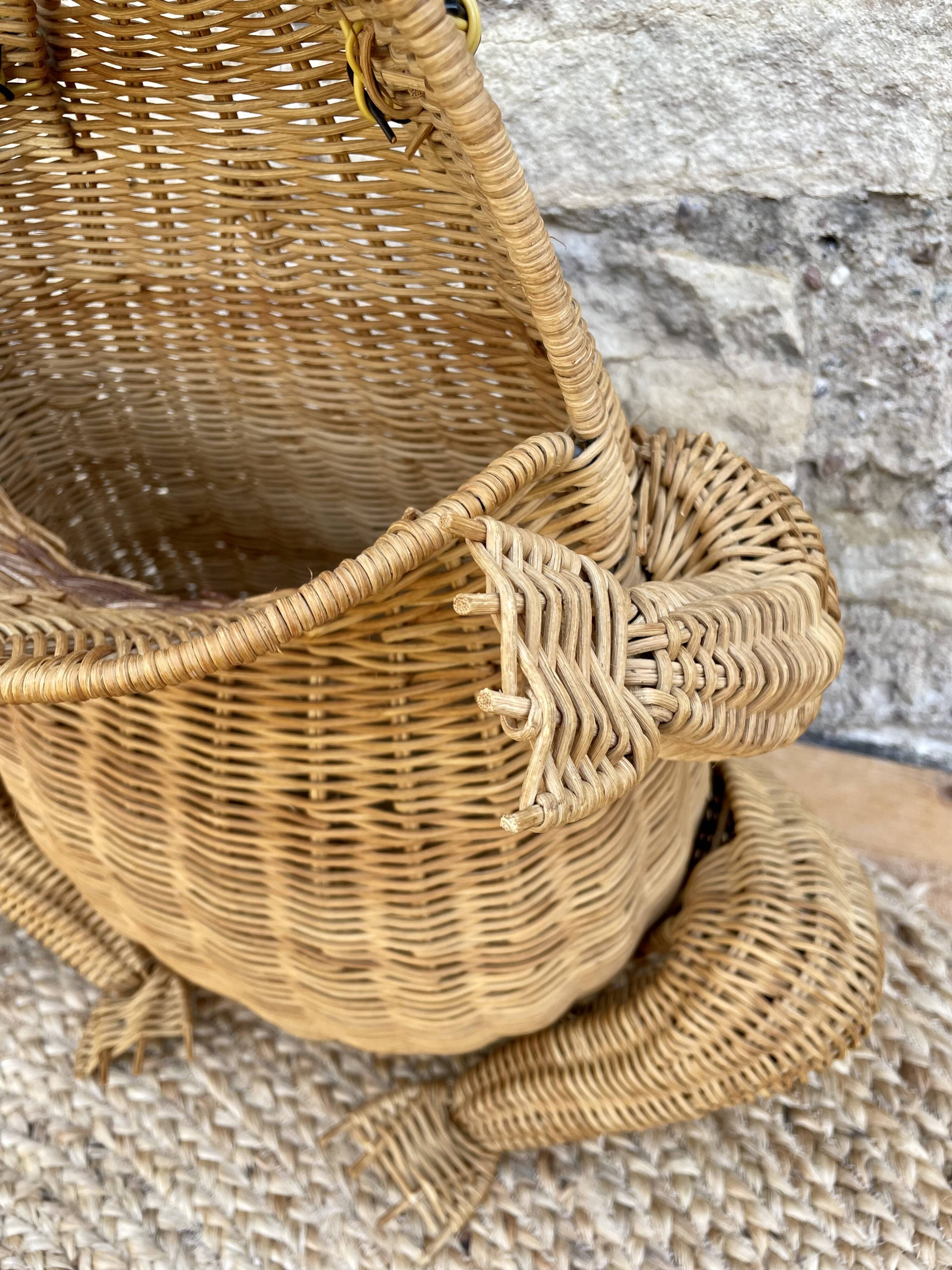 Rattan frog magazine holder