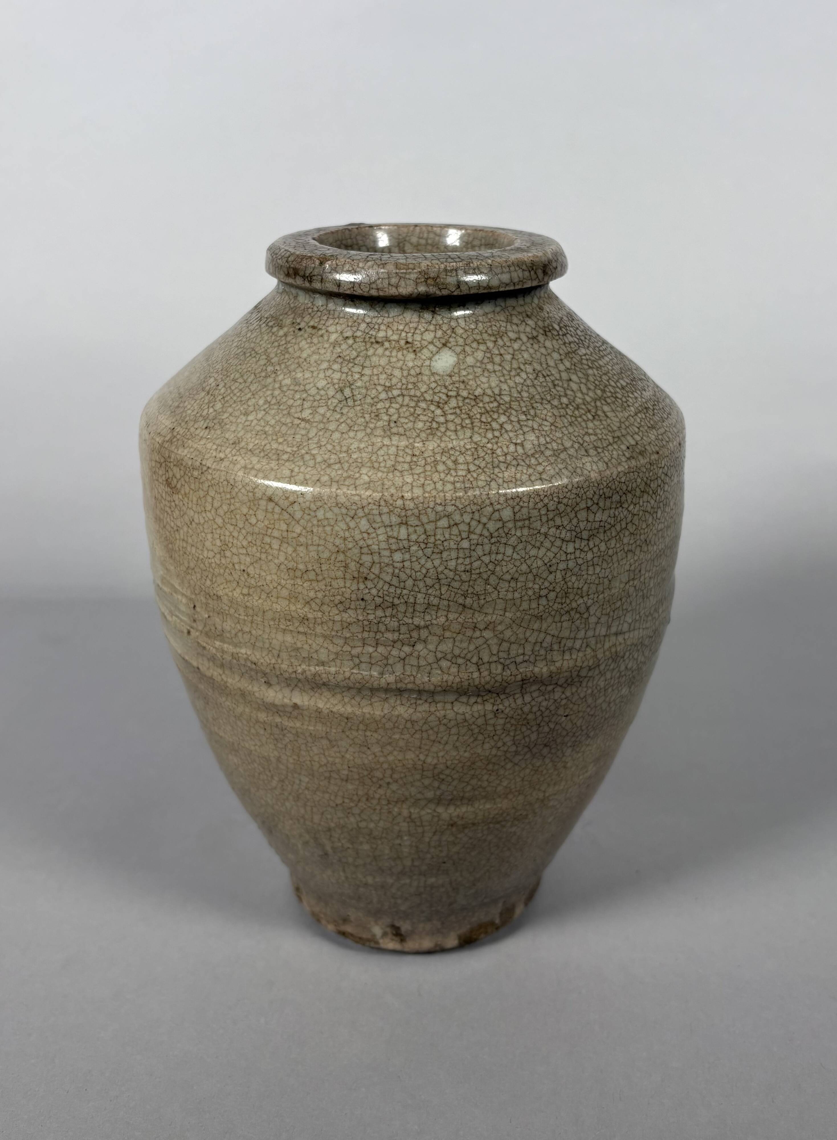Cracked cream stoneware vase, Ming Dynasty (1368-1644), China