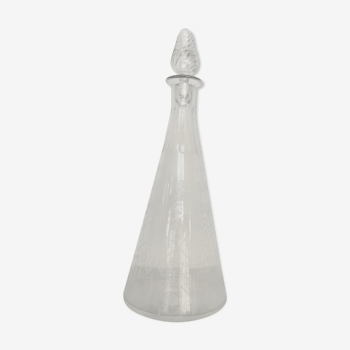 Pyramid carafe with white geometric patterns and its cap