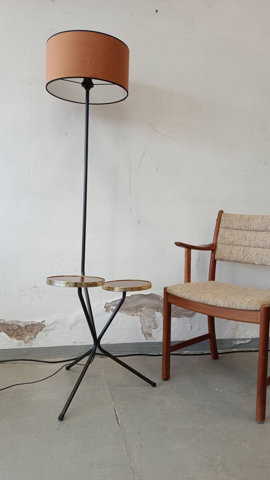 Tripod floor lamp