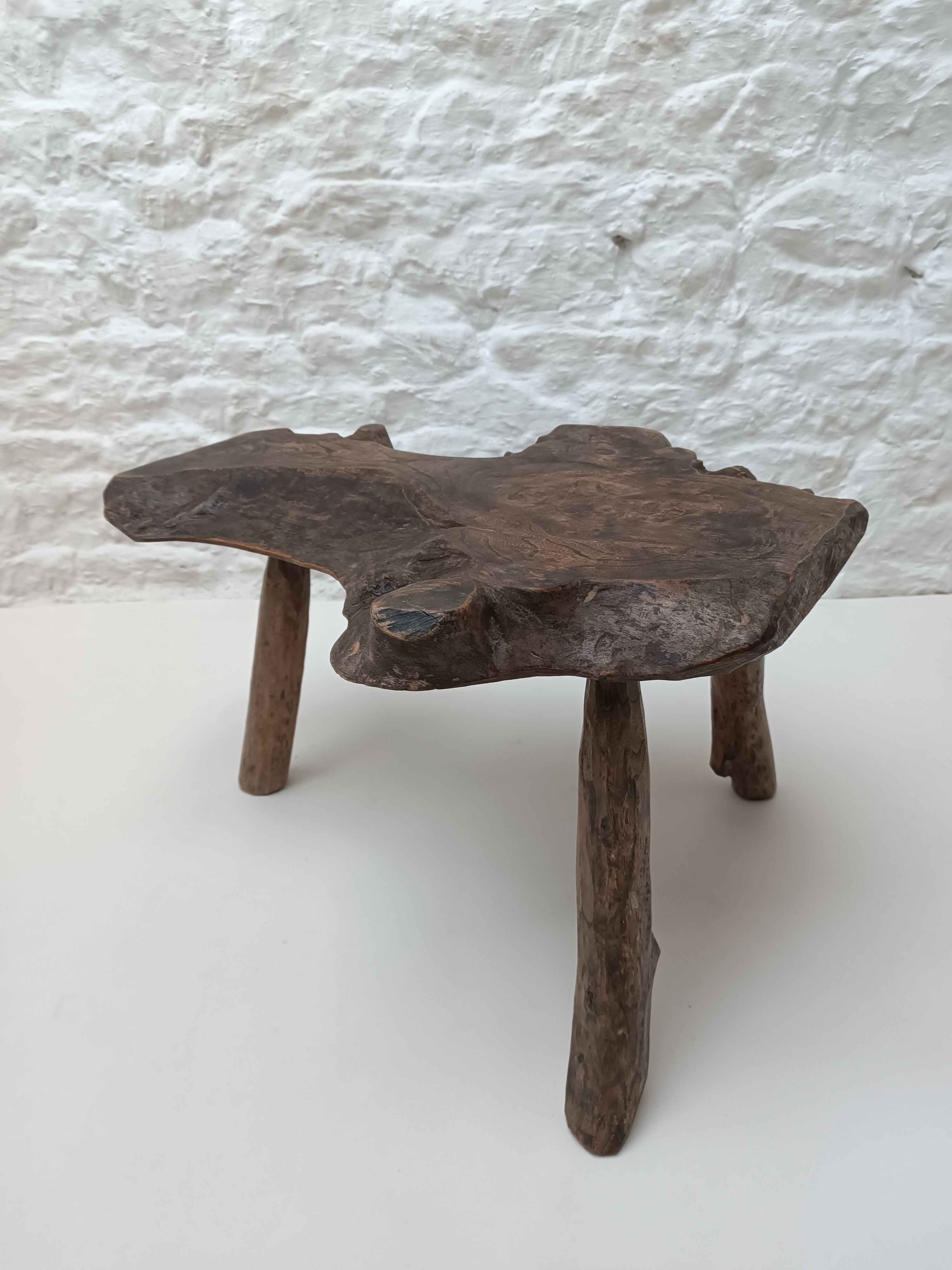 Table basse brutaliste " Tronc d'arbre " en bois brut années 70