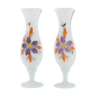 Paire de vases en opaline peints à la main