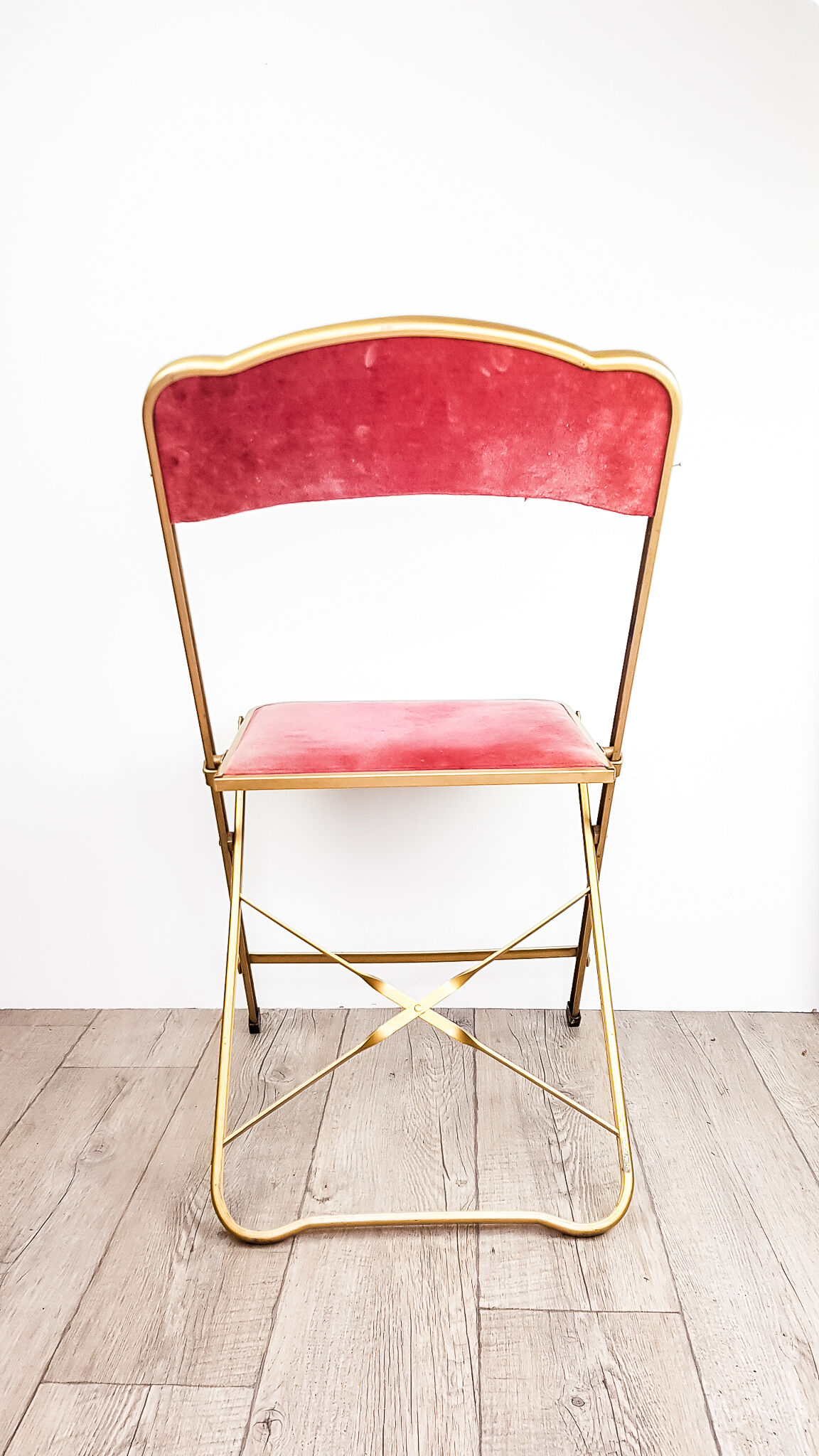 Chaise pliante en velours rose