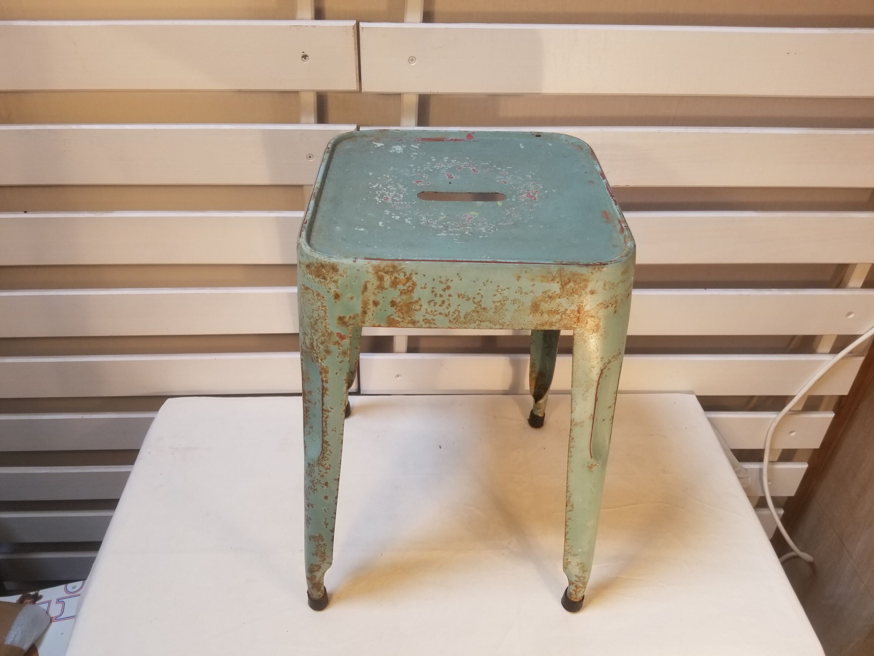 Tabouret vintage industriel en tôle