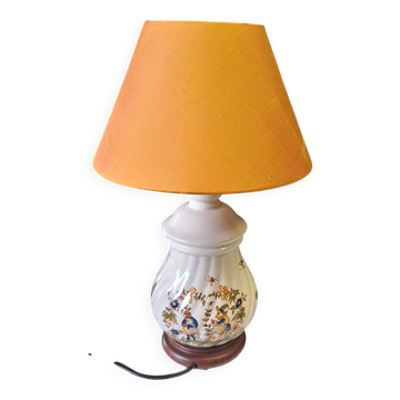 Très belle lampe de chevet de type "Moustiers" avec son abat jour en soie e