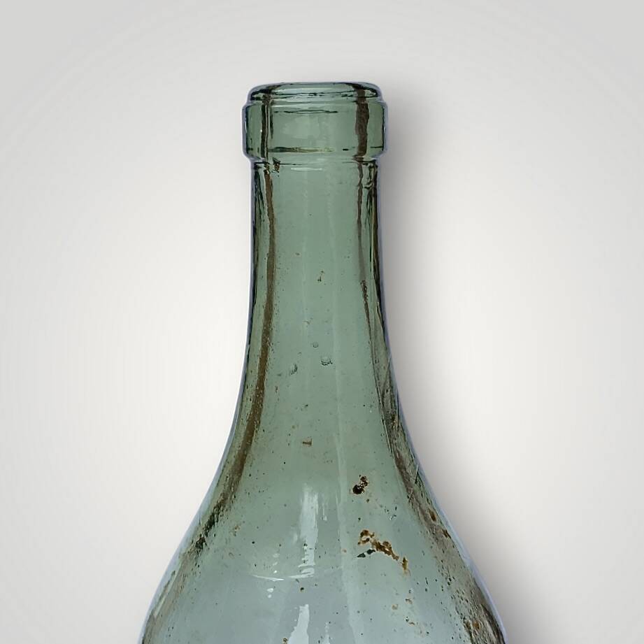 Ancienne grande bouteille artisanale en verre soufflé vert – H50 cm