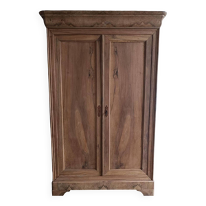 Armoire en noyer brut