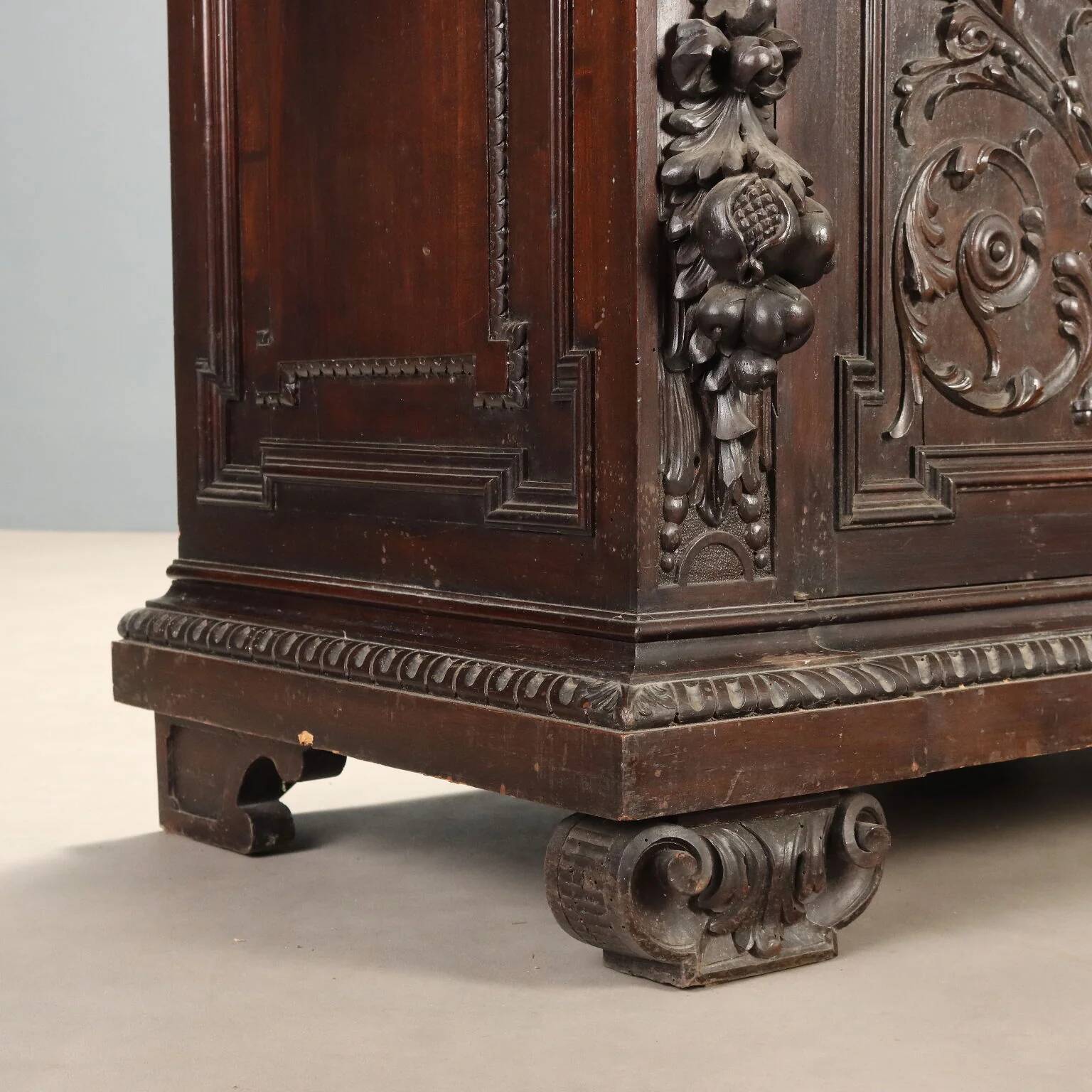 Antique neo-Renaissance walnut buffet, Italy, 19th century