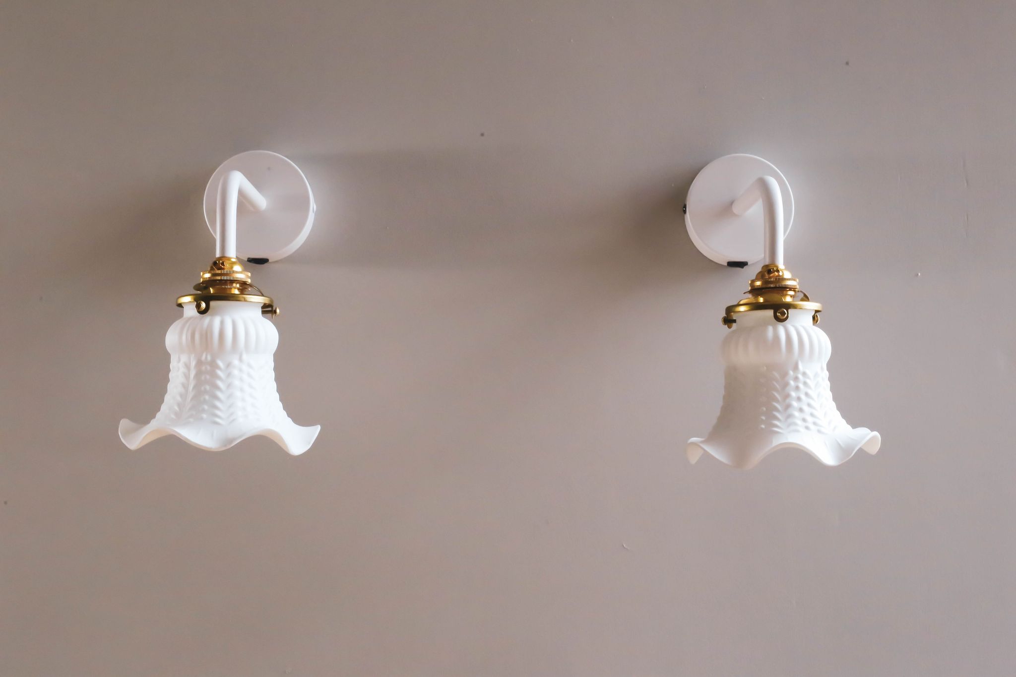 Set of 2 wall sconces in tulip glass painted white