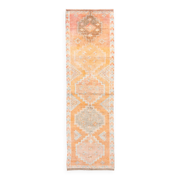 Tapis de couloir vintage anatolien, tons terre cuite, orange doux et gris clair