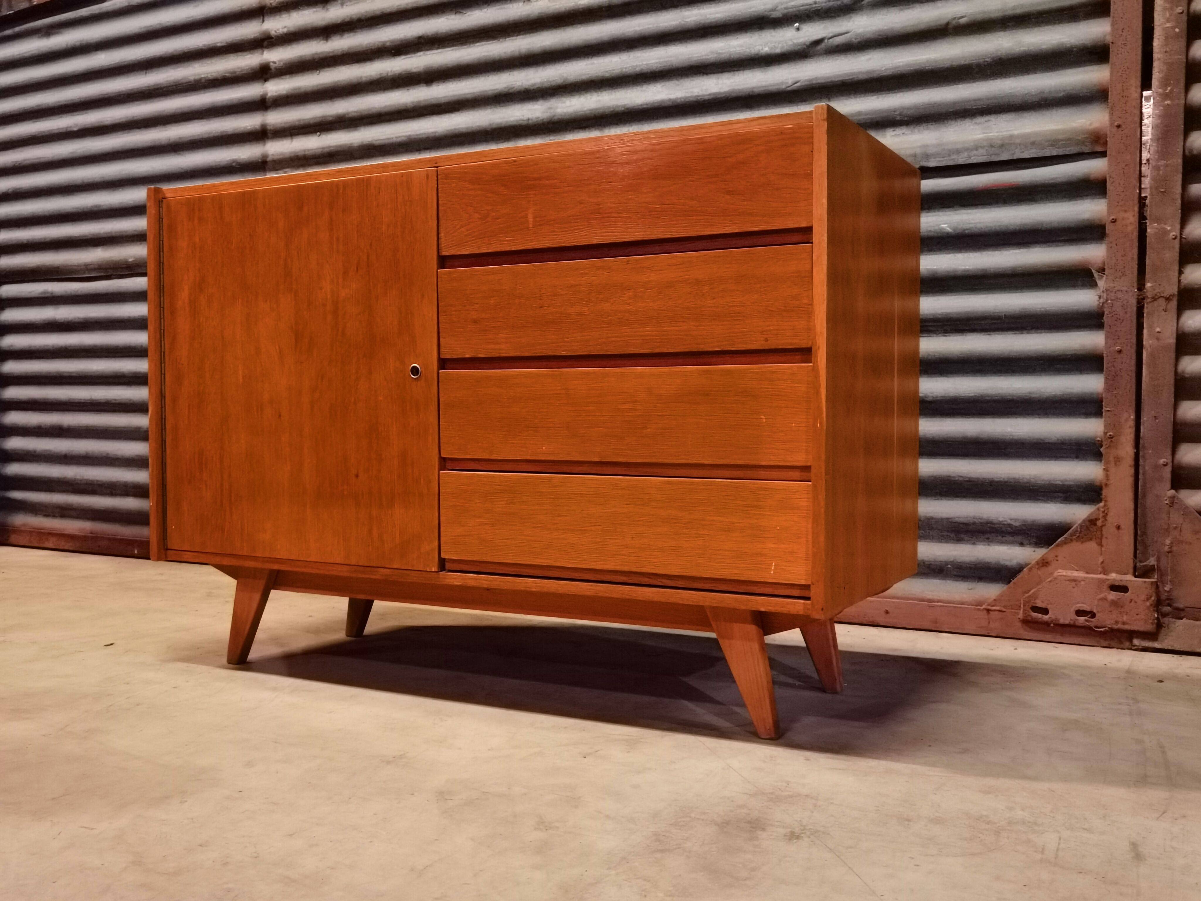 Buffet U 458 par Jiri Jiroutek pour Interier Praha 1960