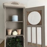 Showcase with bevelled glasses