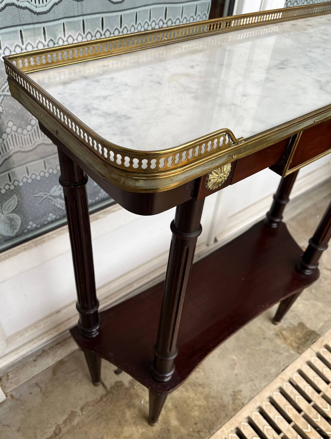 Console de style Louis XVI dessus marbre