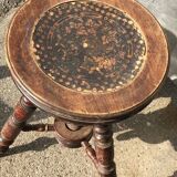 Adjustable brown leather piano stool with turned legs, produced in the 1940s.