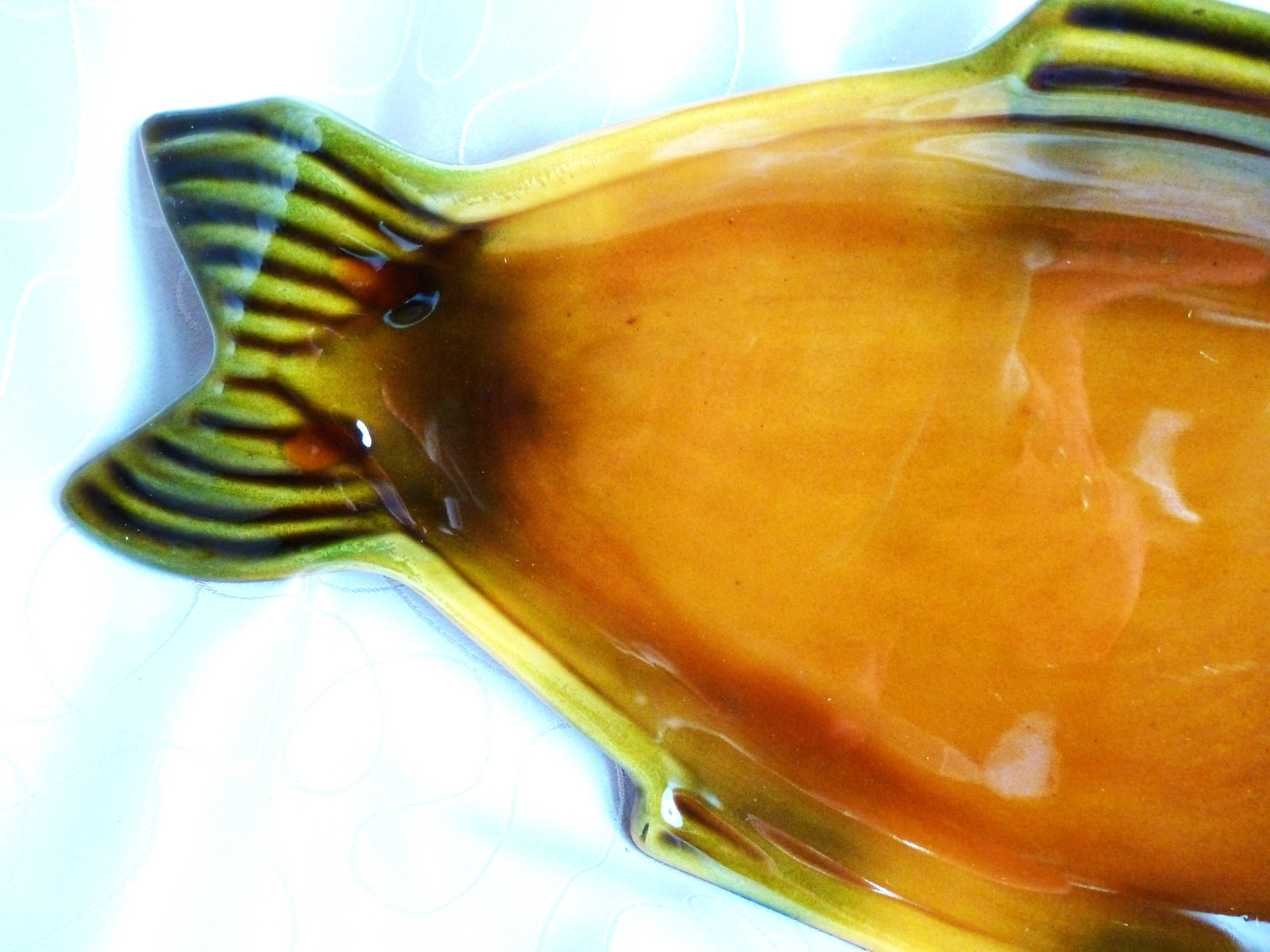 Flat fish set and 6 barbotine plates, vintage fish set