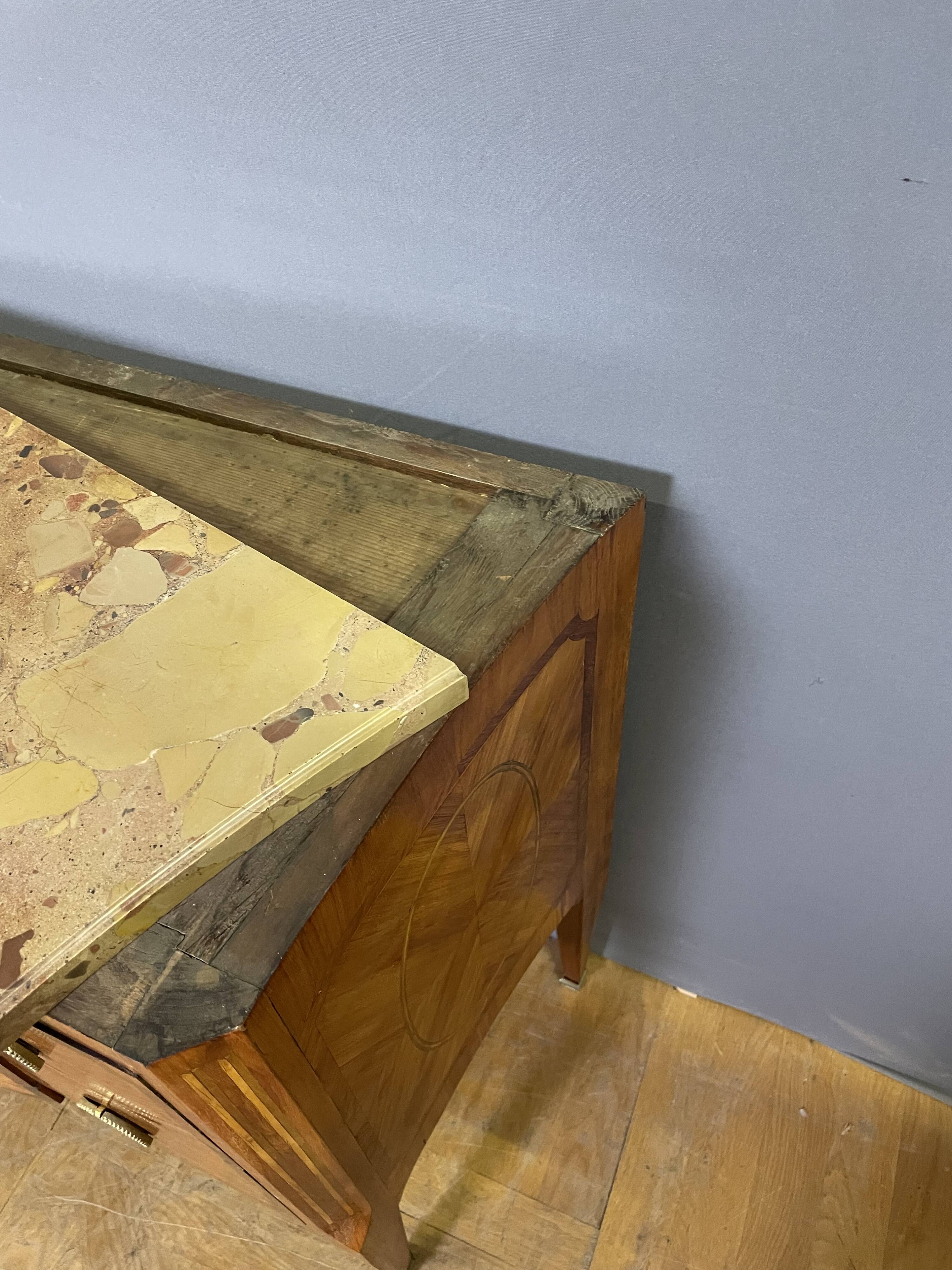 Chest of drawers with a central projection from around 1880