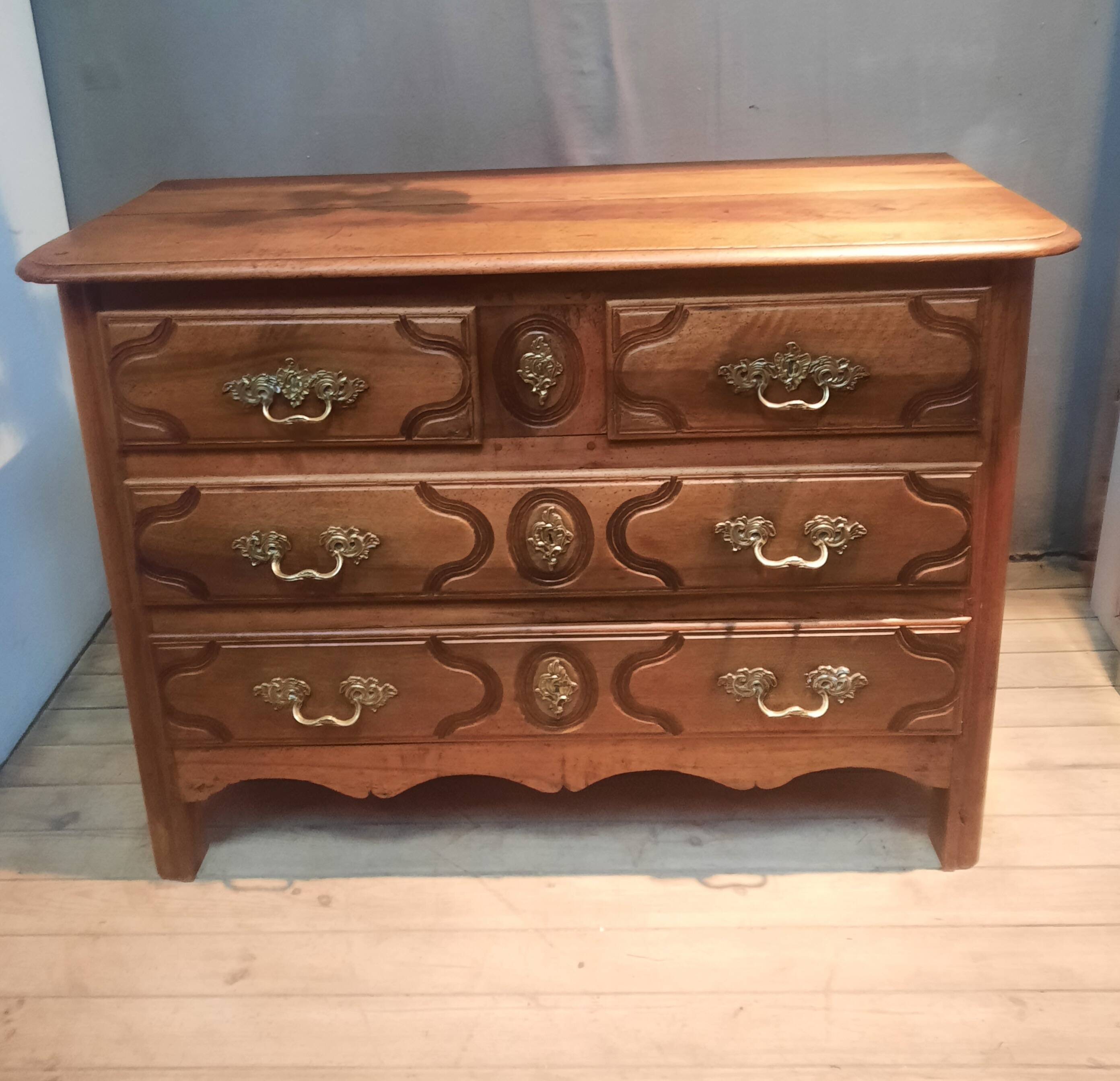 Commode rustique d epoque dix-huitième siècle