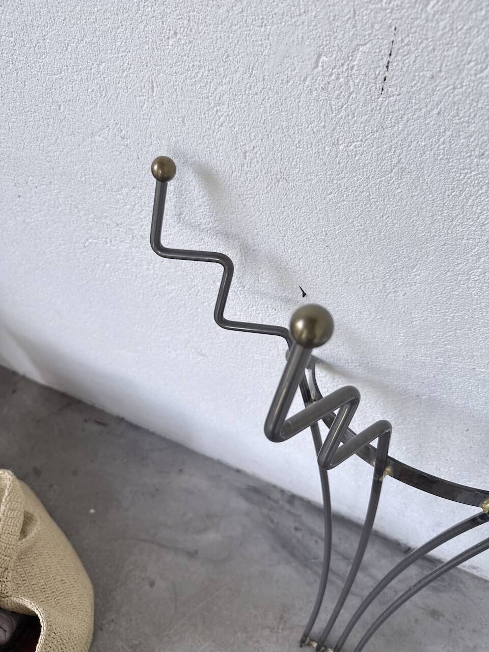 Porte manteau mural zigzag en métal et laiton 1960