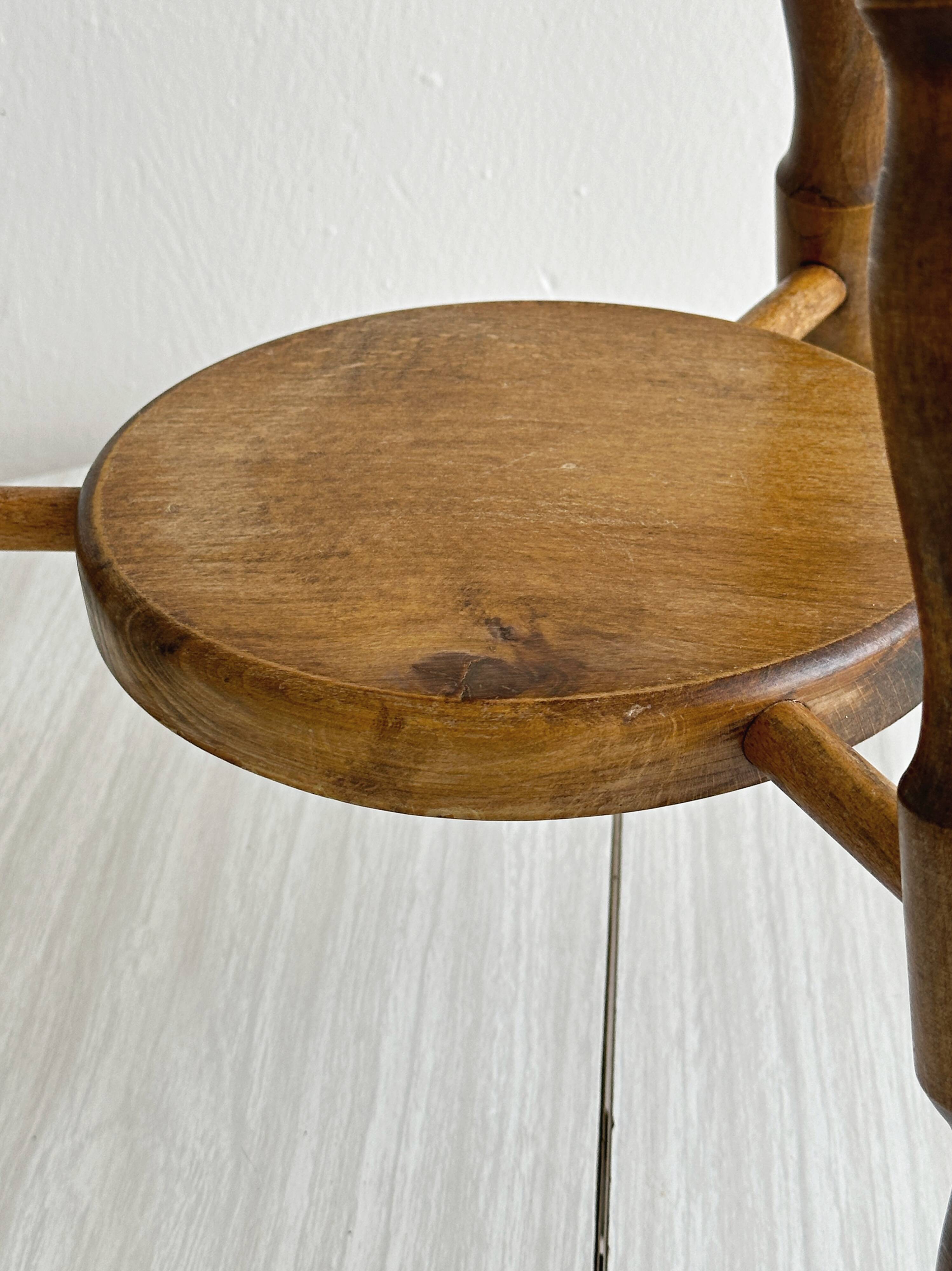 Tabouret vintage en bois tourné avec tablette basse