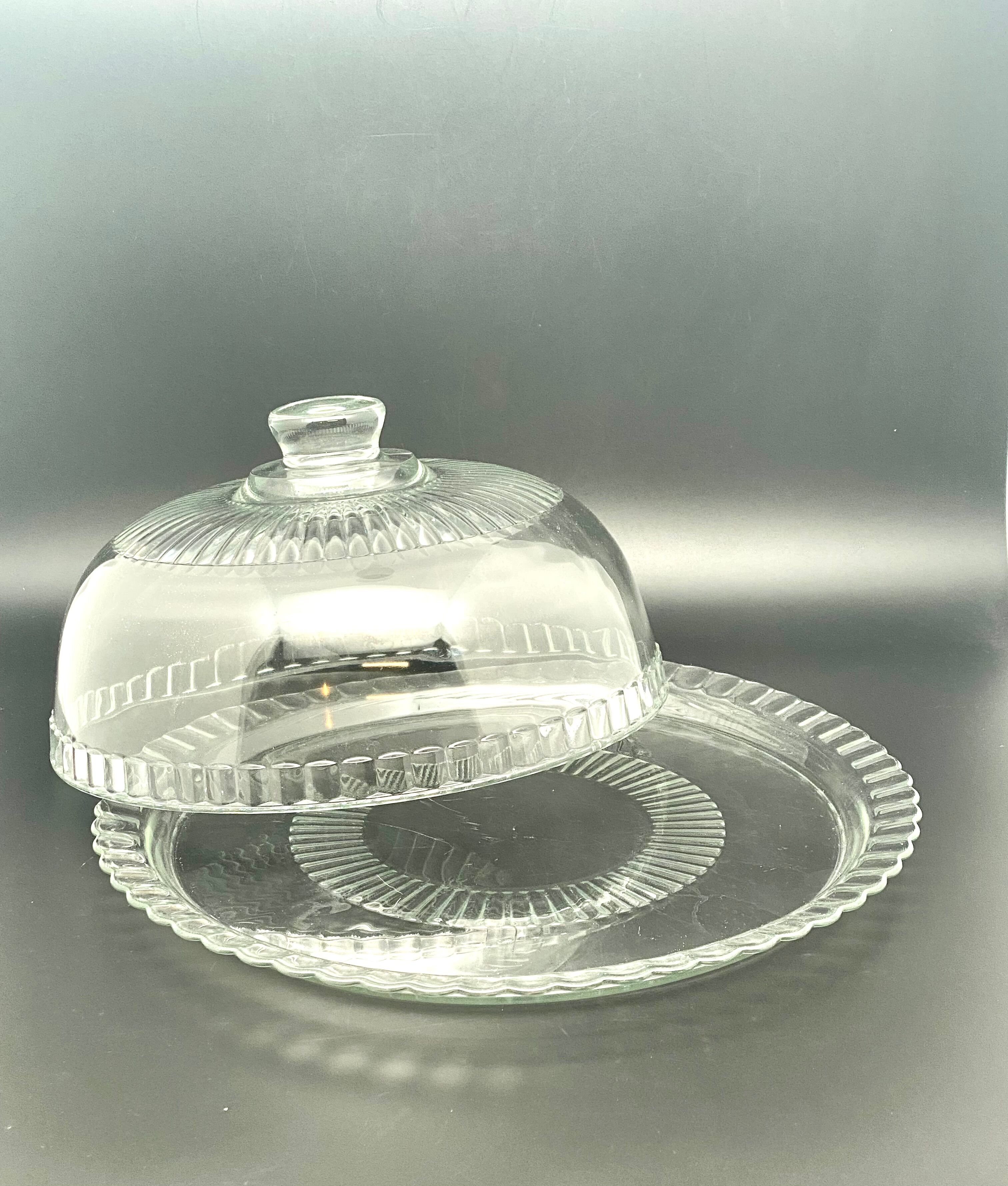 Presentation dish with transparent glass bell