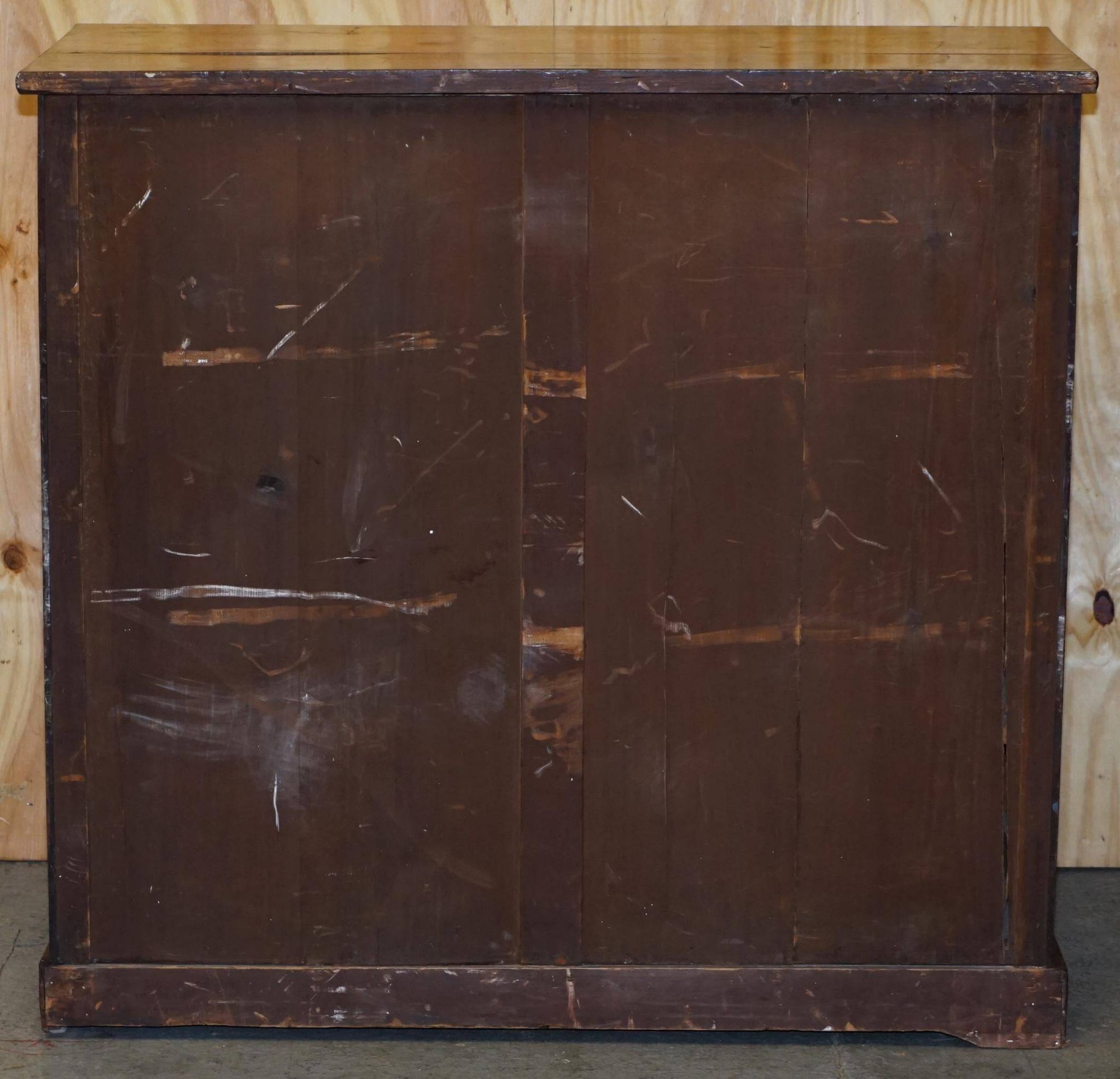 Commode en bois dur flammé victorien XIXe siècle avec tiroir caché