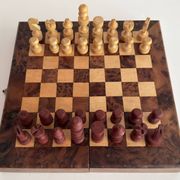 Ancien jeu d'échec en bois avec coffret bois pliant.
