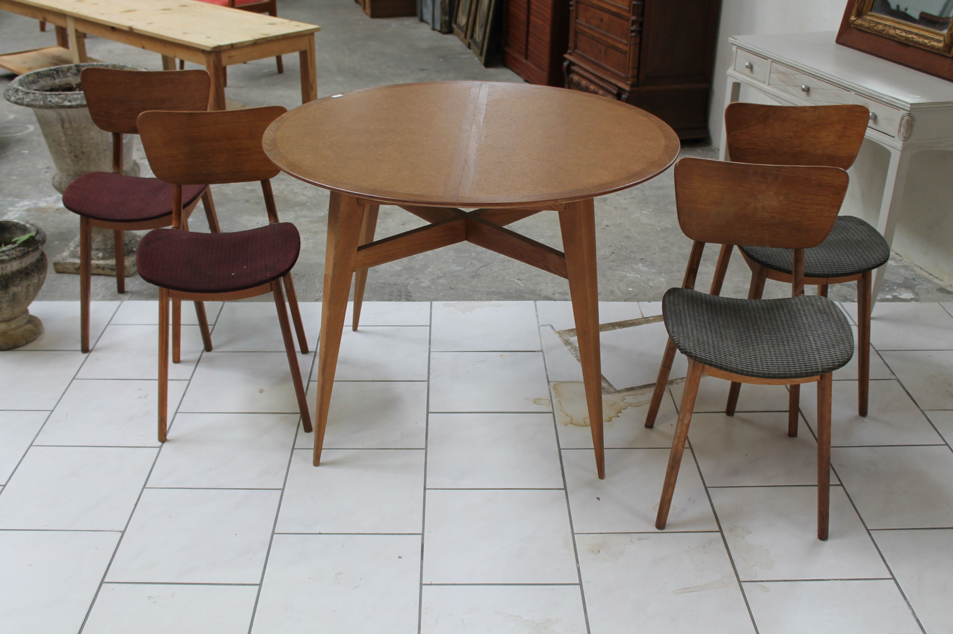 Table et quatre chaises scandinave