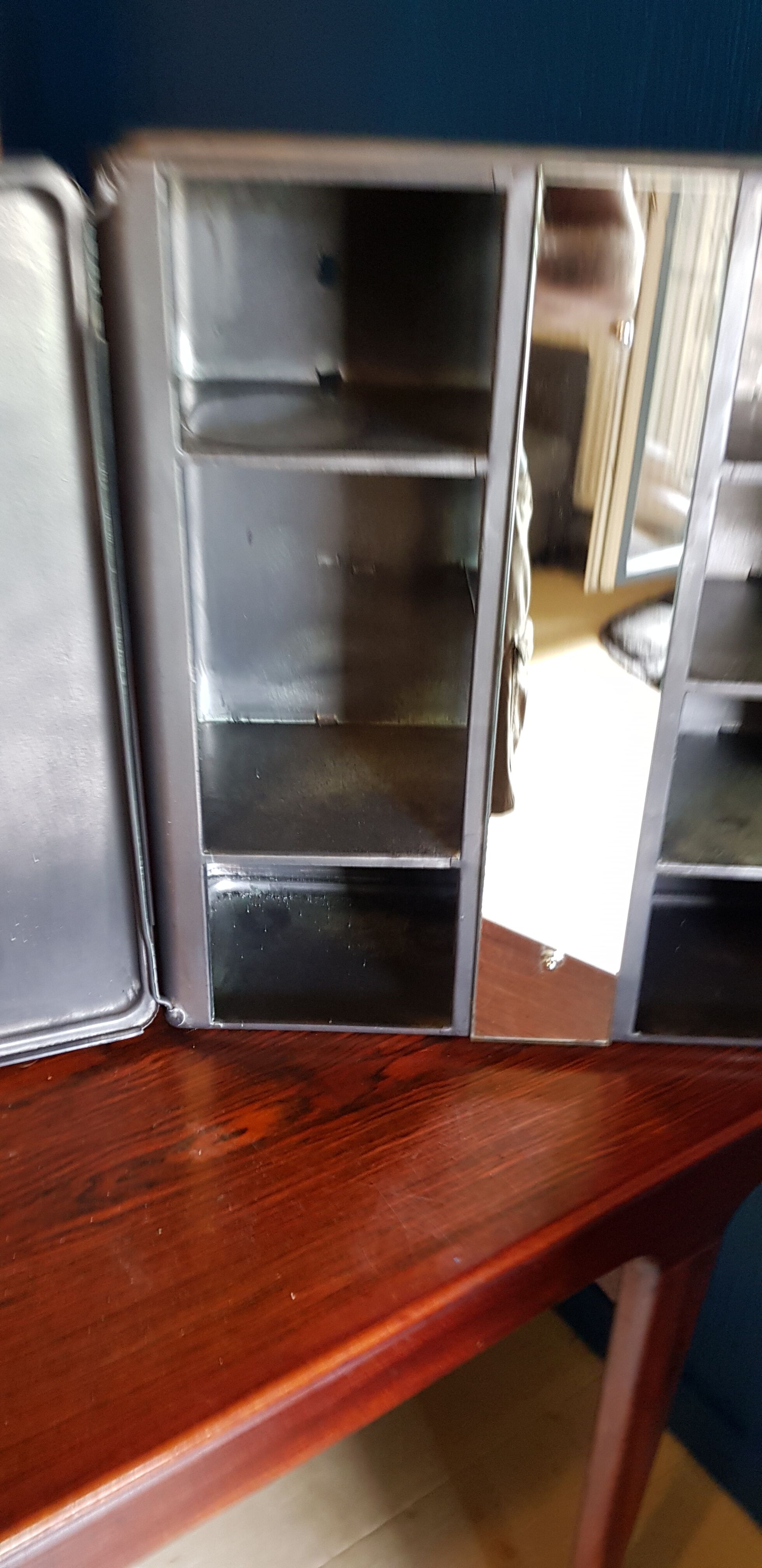 Medicine cabinet in waxed steel