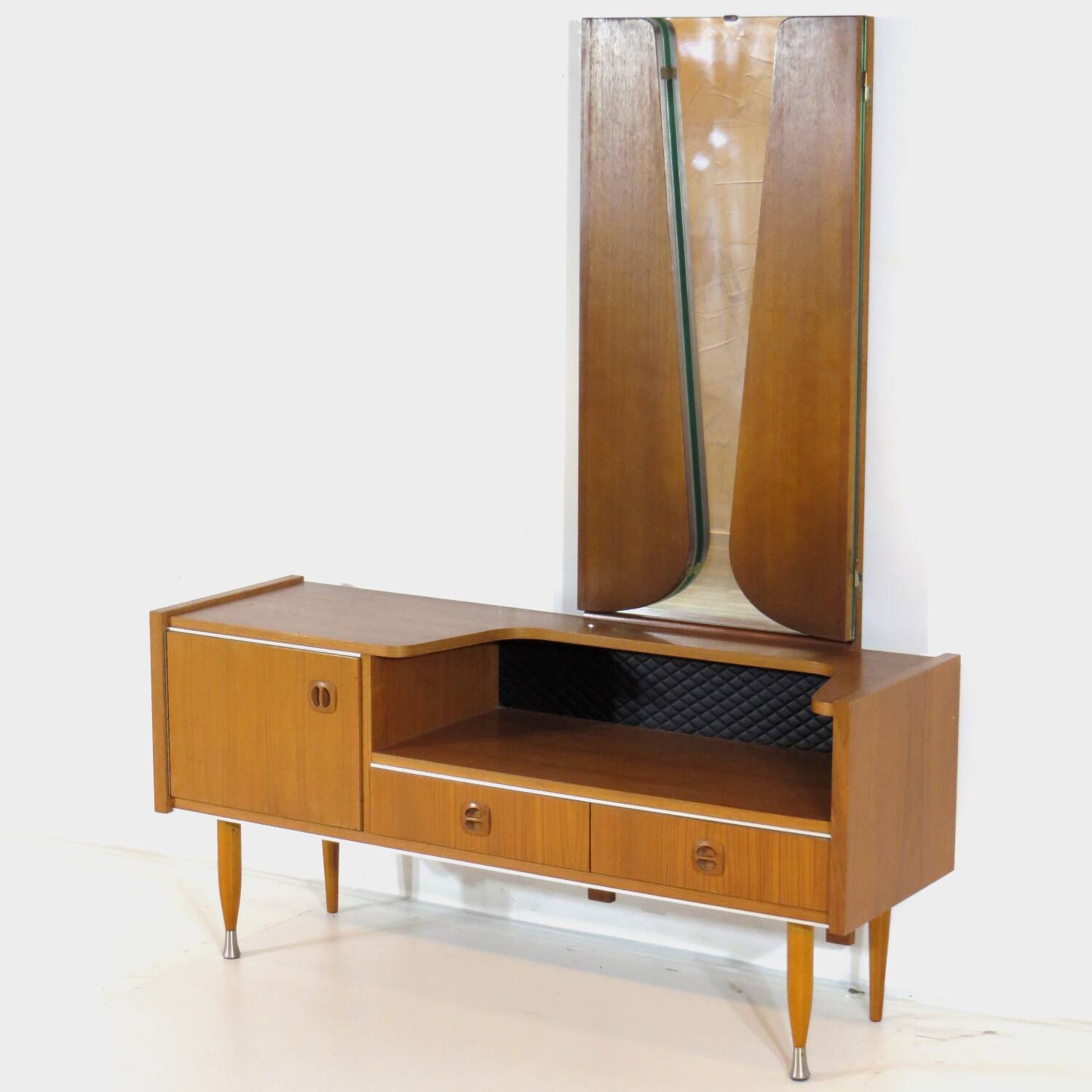 Mid century design dressing table in teak with stylish legs, 1960s