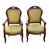 2 fauteuils cabriolets Louis XV en bois et tissu doré brodé