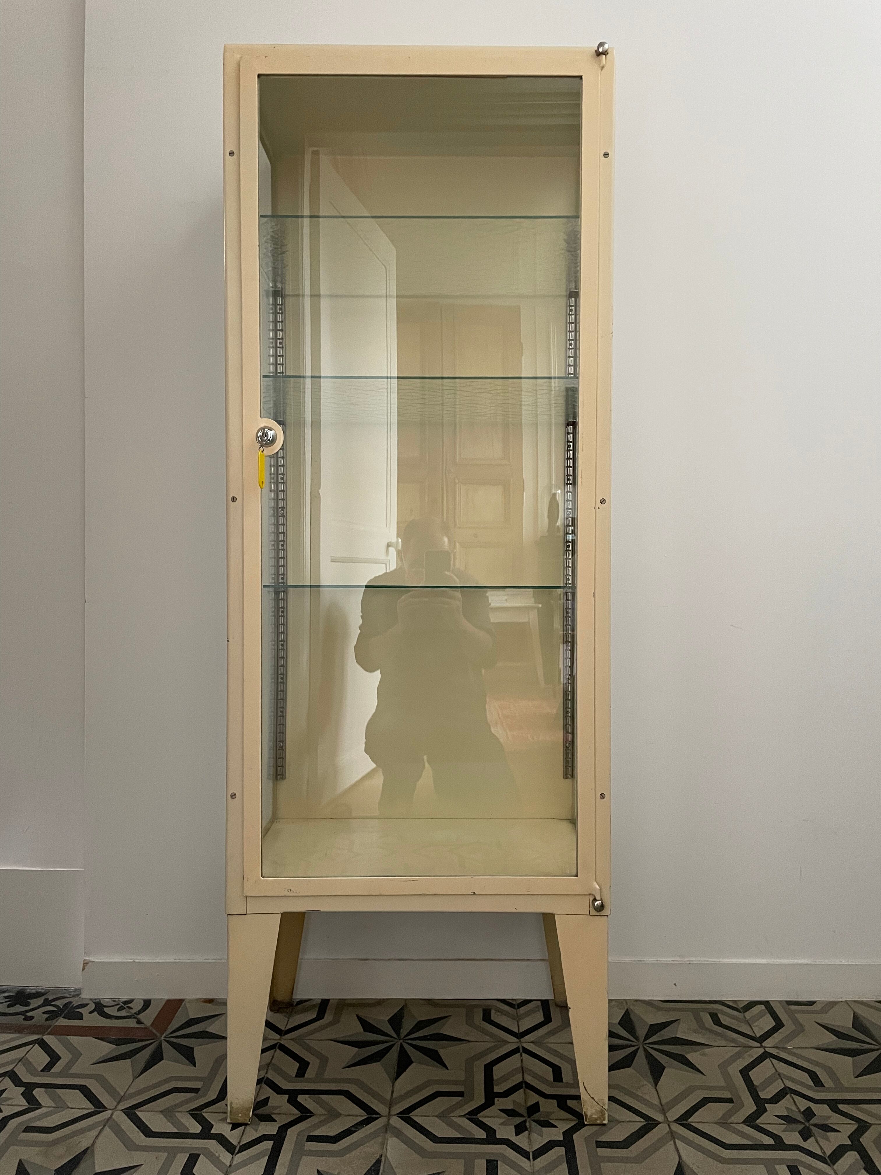 Former medical office showcase, circa 1950