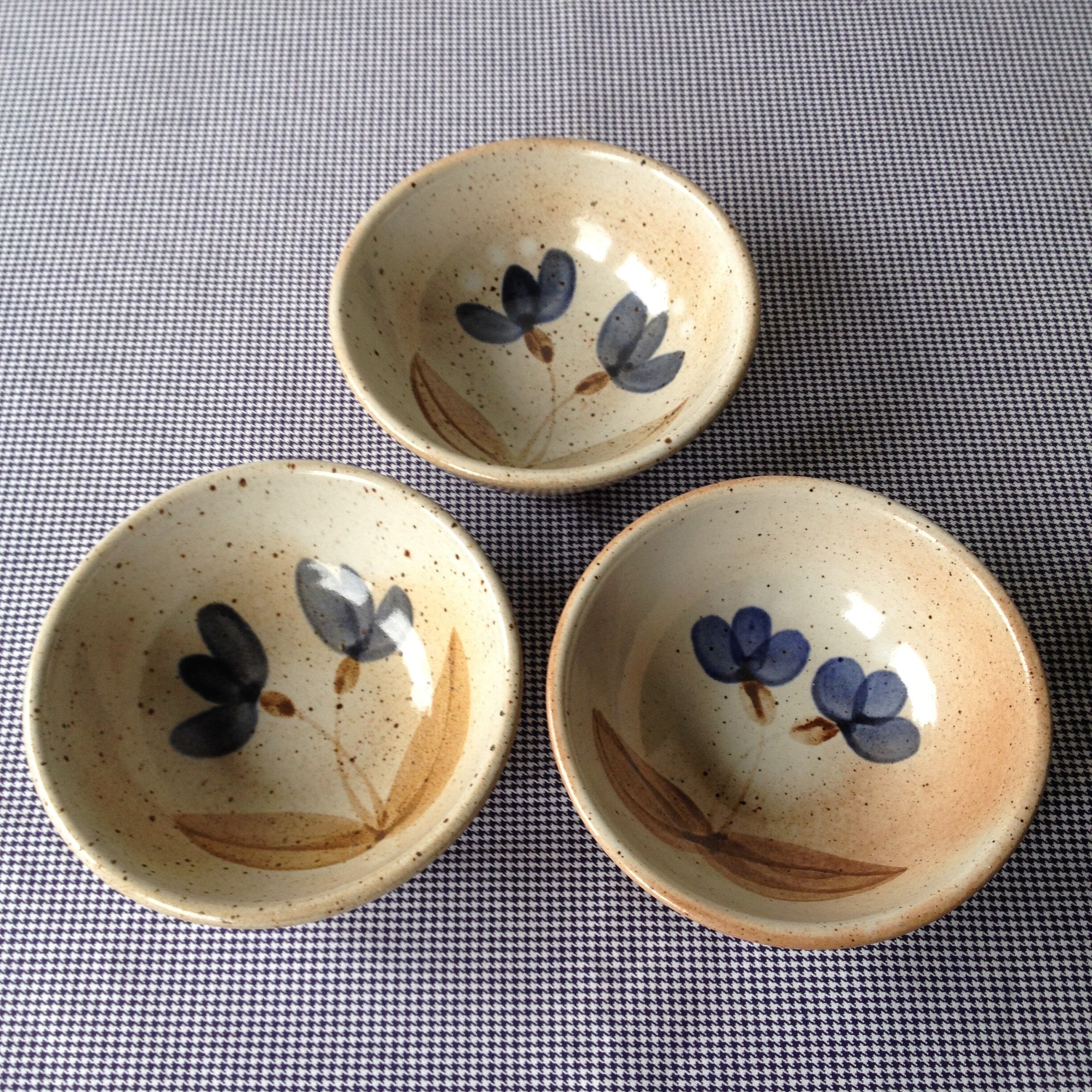 Trio of cups in sandstone of the marais, blue flowers patterns