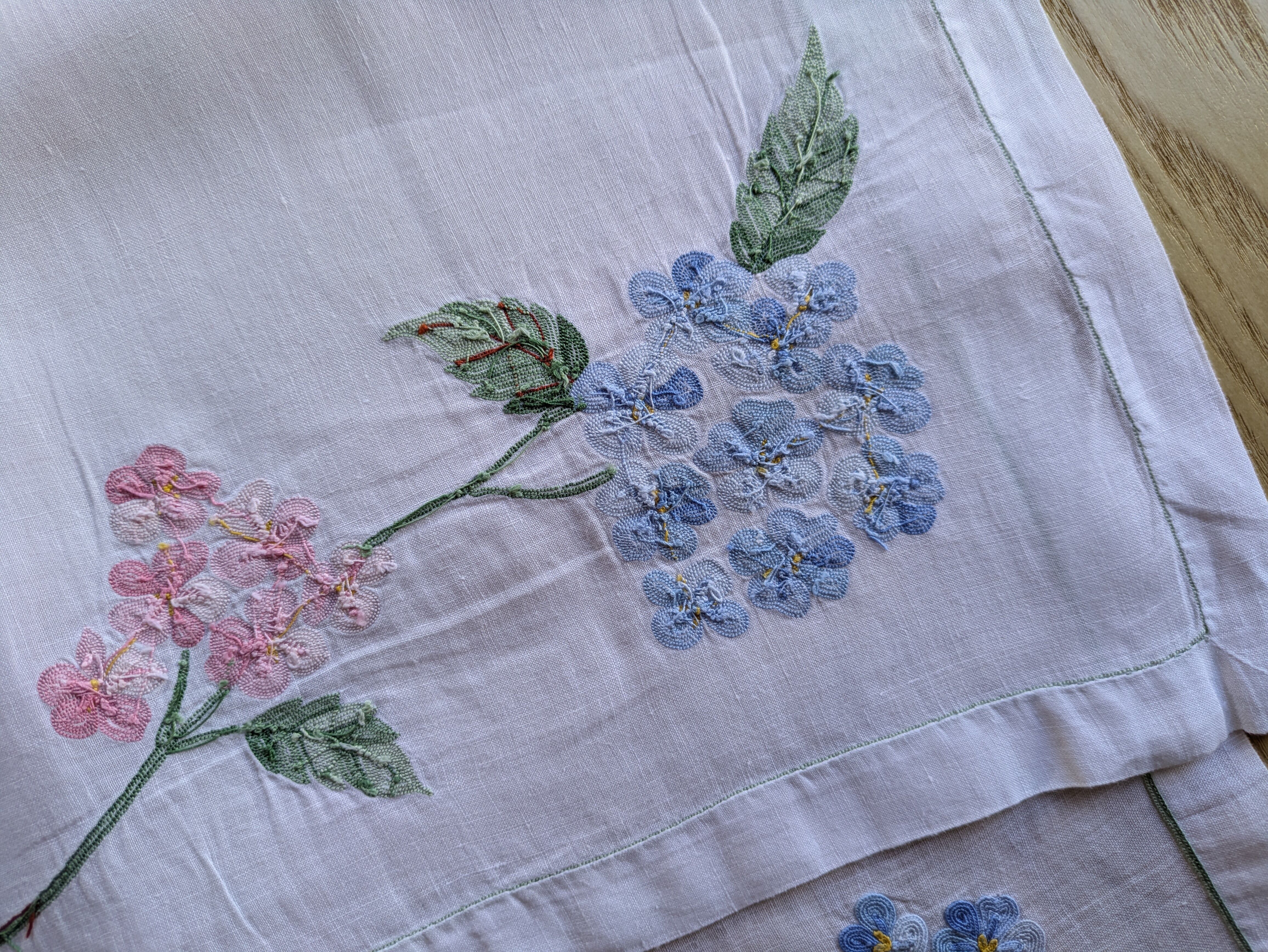 Rectangular tablecloth and its matching vintage hand-embroidered linen voile napkin – Blue hydrangeas