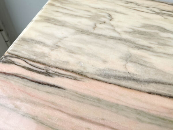 Table basse en marbre et laiton style néoclassique