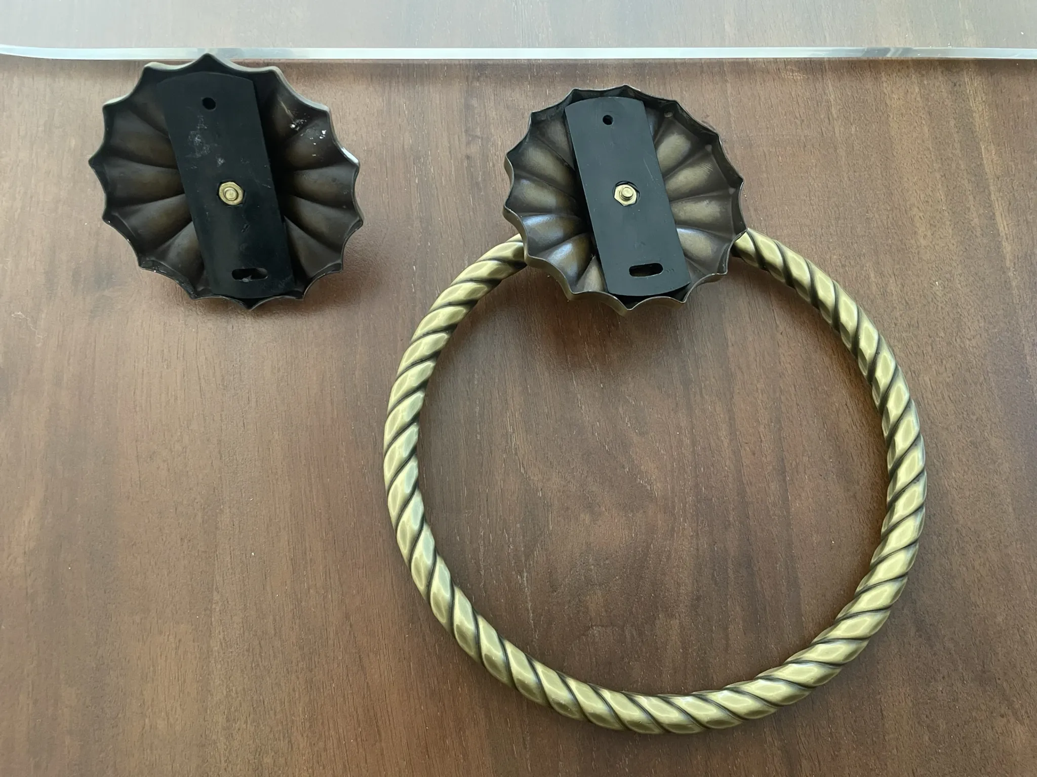 Étagère en lucite et laiton vintage avec ses patères
