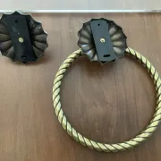 Étagère en lucite et laiton vintage avec ses patères