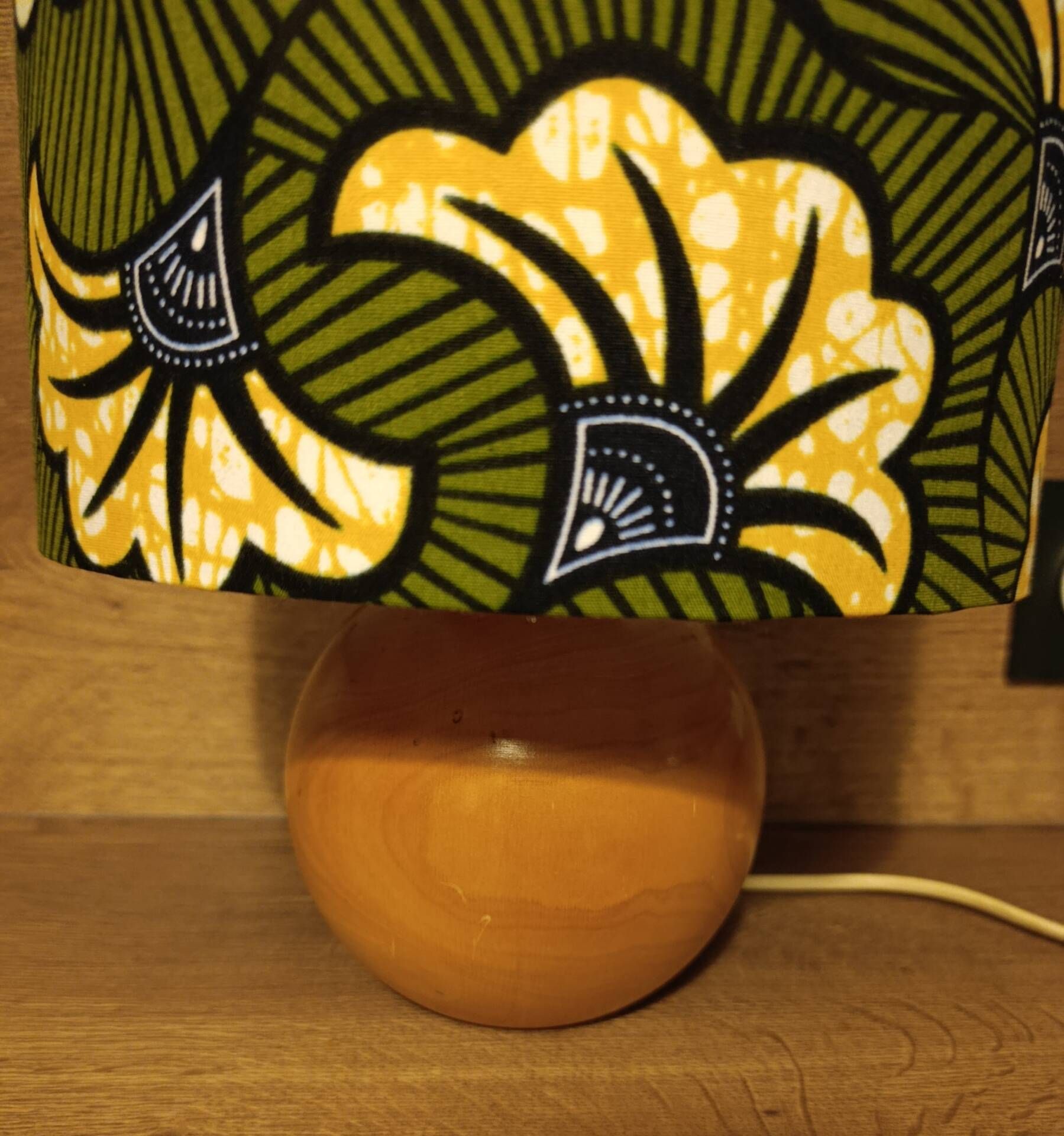 Solid wood ball lamp, lampshade with stylised wax flowers in khaki/yellow.
