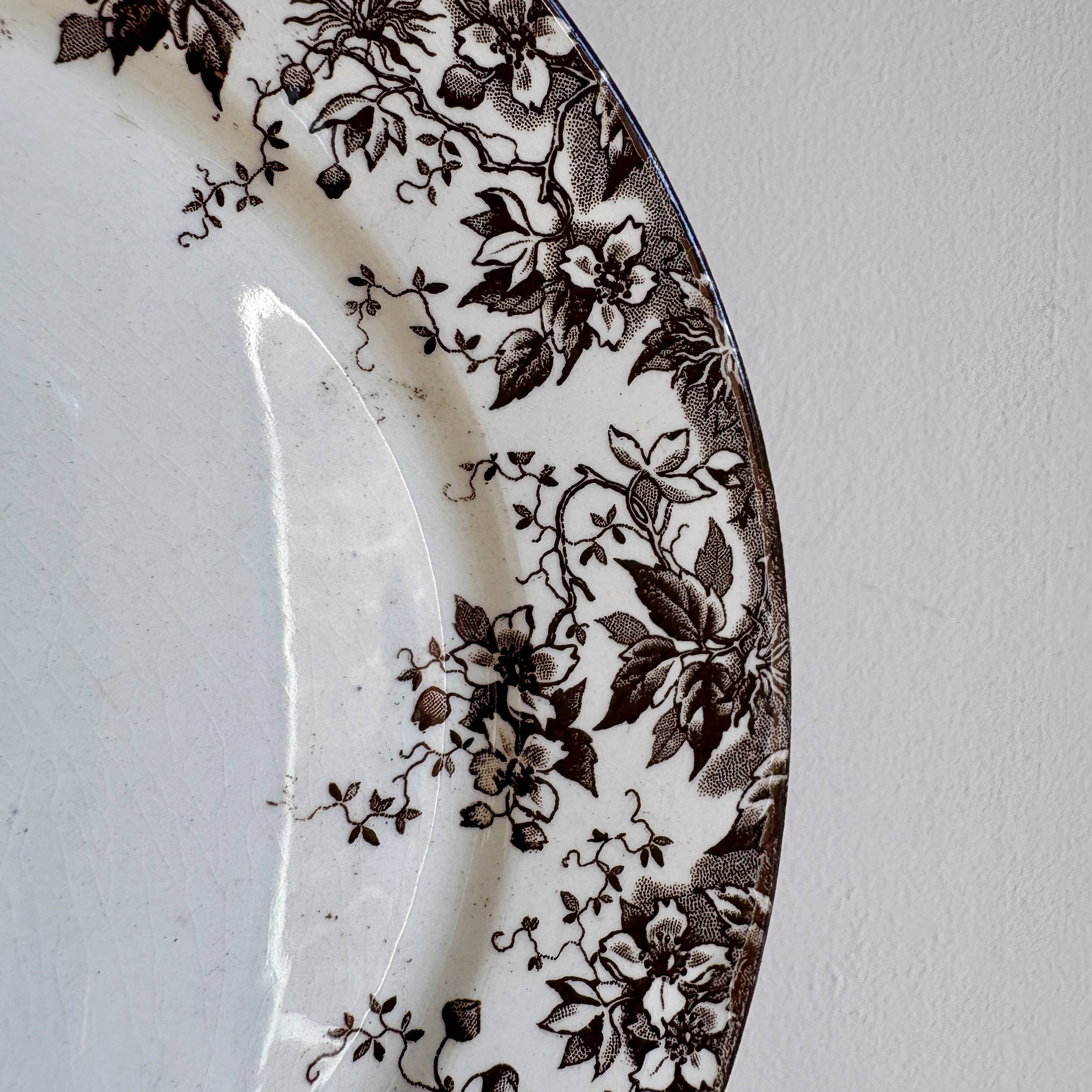 Lot de 6 assiettes à dessert anciennes en terre de fer modèle Alphand de Sa