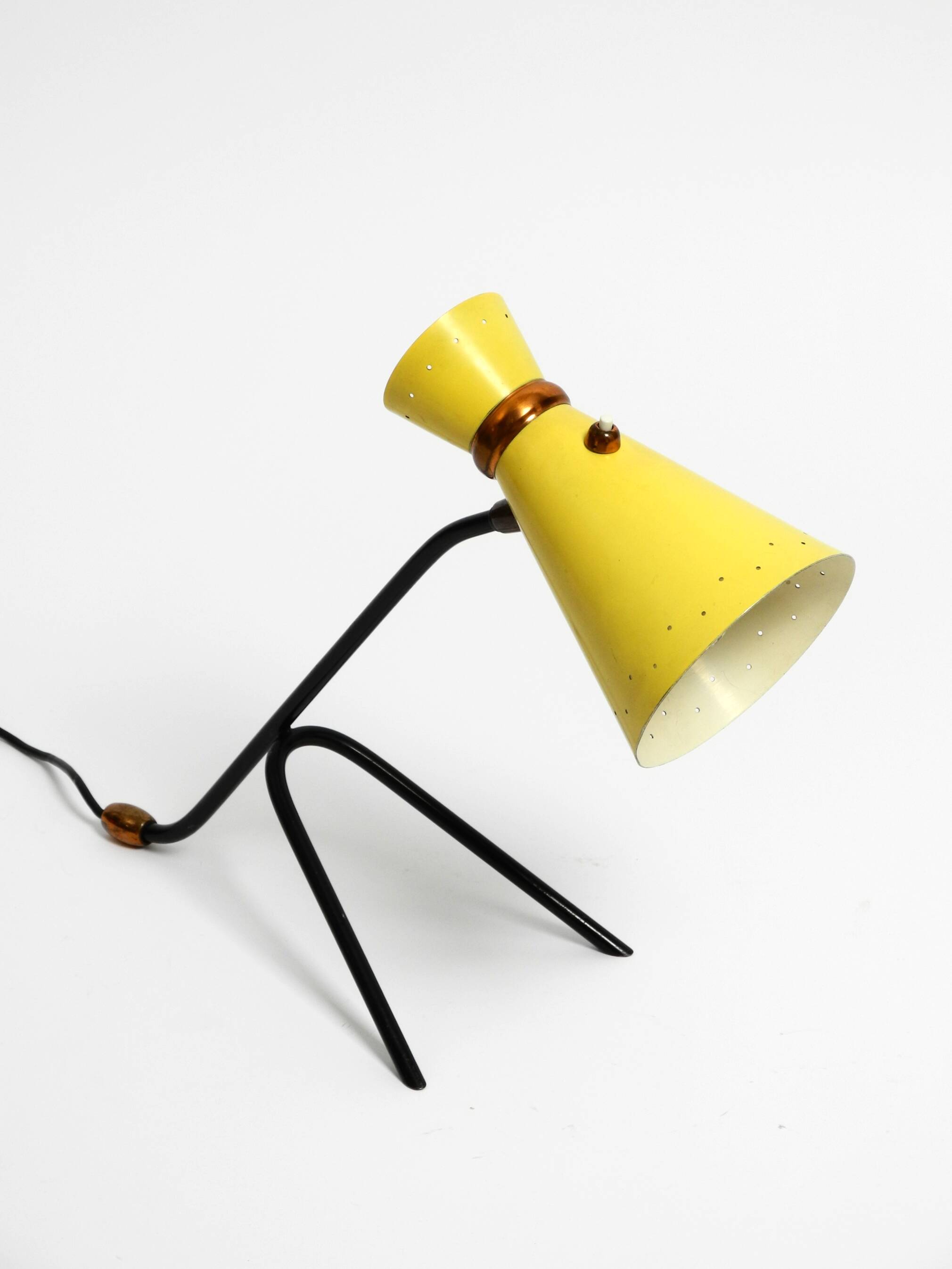 Grande lampe de table sur trépied de style mid-century moderne avec abat-jour diabolo jaune.