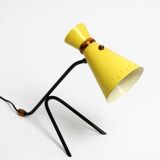 Grande lampe de table sur trépied de style mid-century moderne avec abat-jour diabolo jaune.