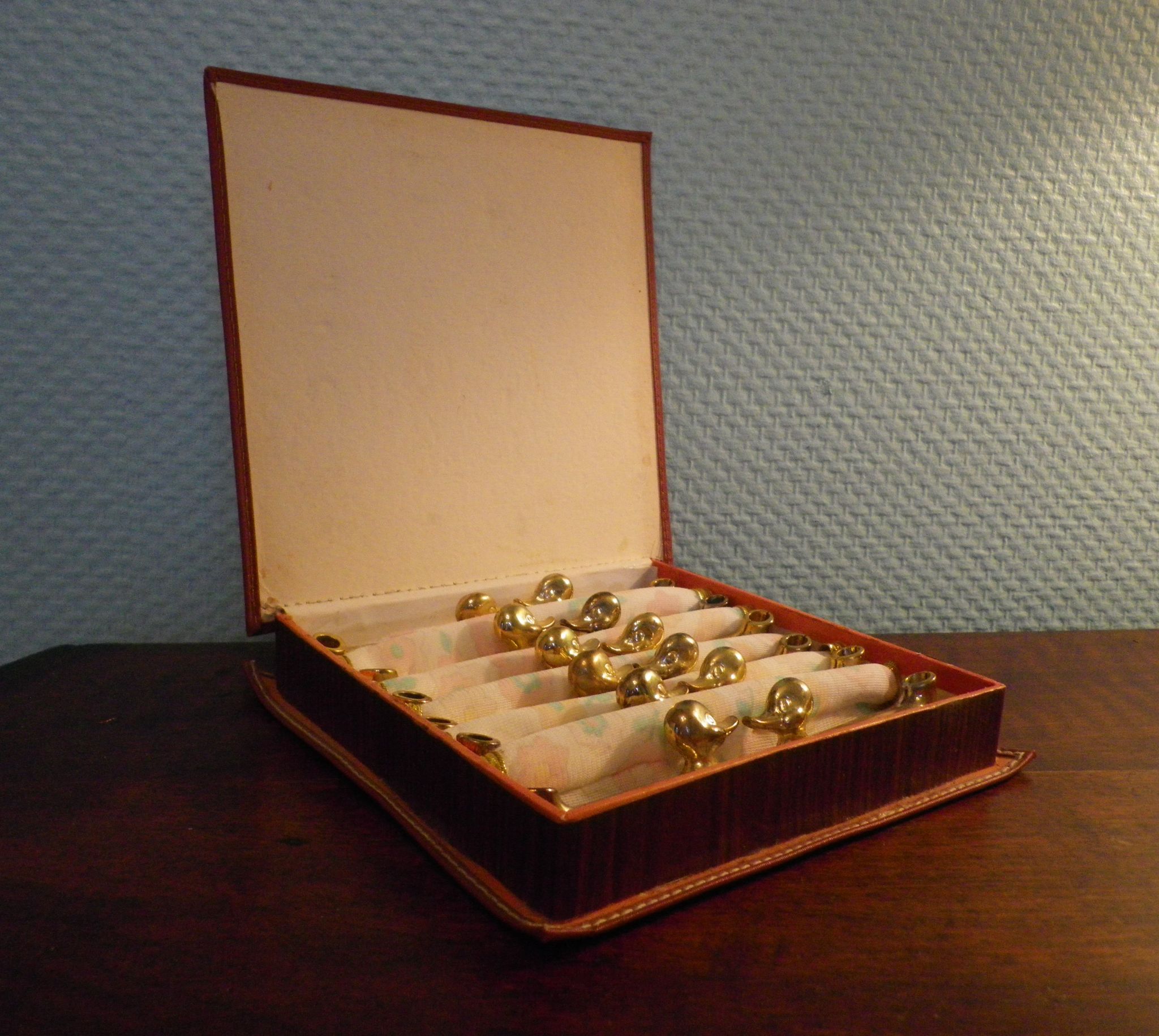 Box of 12 knife holders in silver metal, shape of canrds, 60s