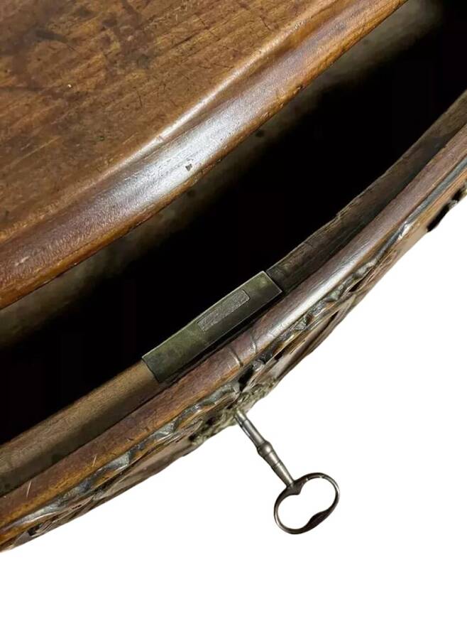 Lyonnaise commode from the Louis XV period in solid walnut, 18th century.