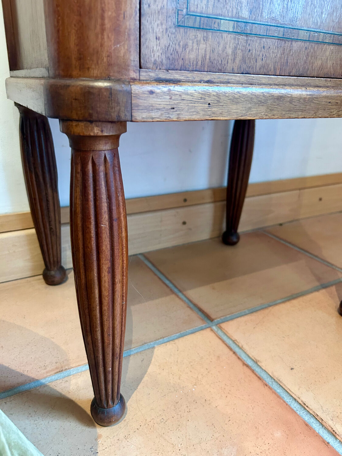 Antique bedside table in wood and marble – adorned with gilded brass ornaments –