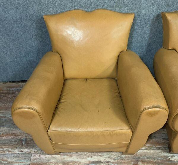 Paire de fauteuils club à moustache en cuir époque art déco