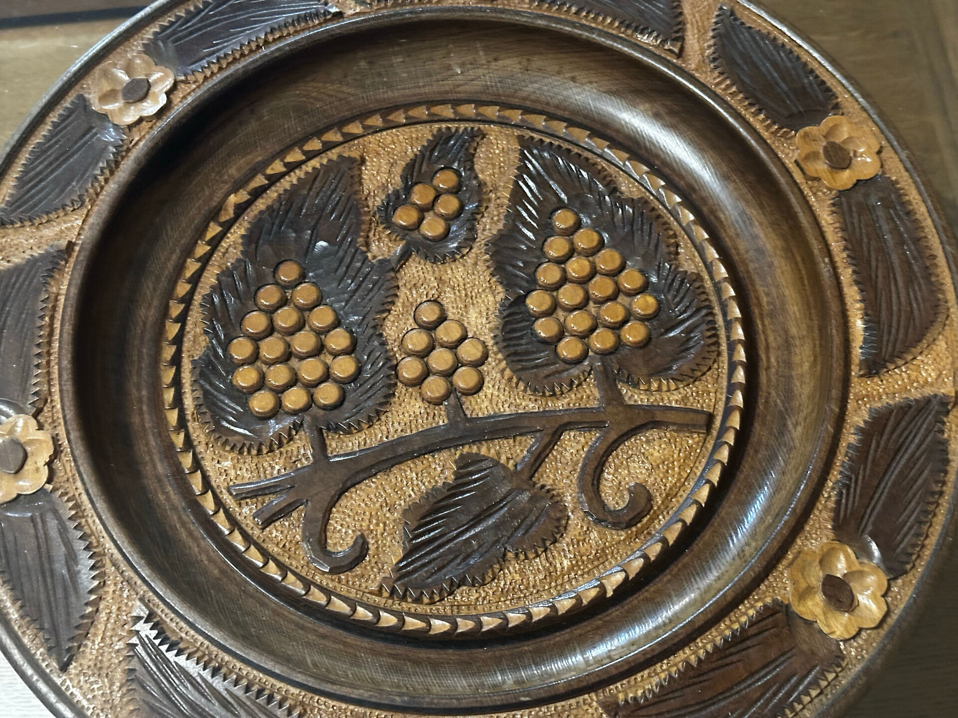 Carved wooden fruit bowl – Centrepiece with grape decoration