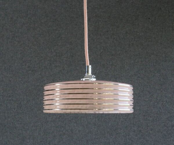 Suspension ancienne en verre clichy rose avec filets argentés, livrée avec douille chrome