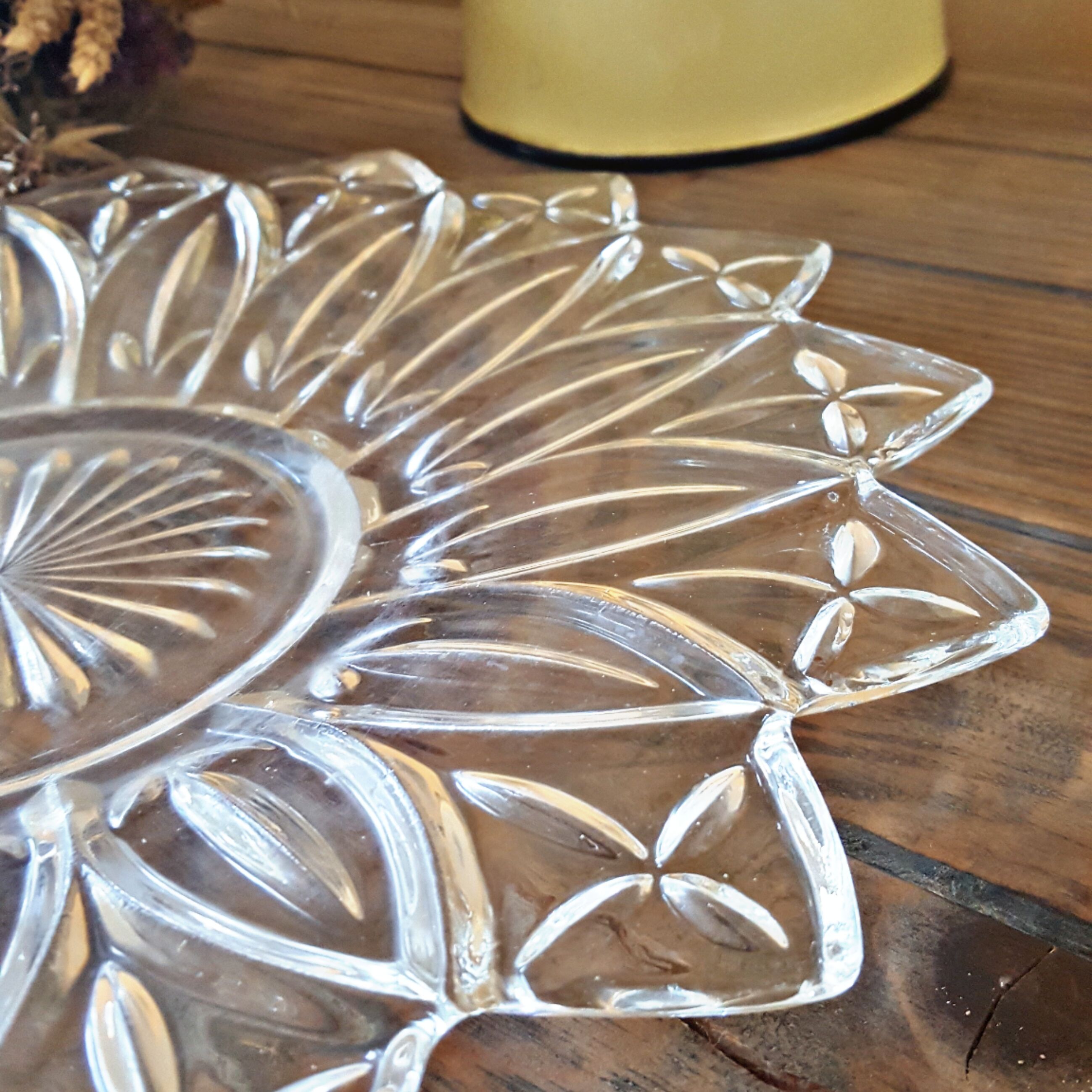 Star-shaped chiseled glass dish